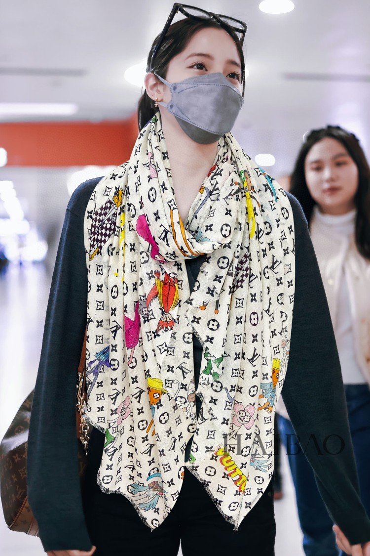 NO:171098,Too good to the top customer supply sequin silver thread cashmere long scarf, the new Dujia style [L cartoon pattern sequin long scarf] top cashmere printing, showing the clever changes of LV letters in classic Monogram patterns, cartoon elements intertwined and arranged, and tassel trim. This size is not big or small, especially easy to match, the quality is super easy to understand high-end quality, what you see is what you get, the heavy and huge VIP customer must-have recommendation 110* long scarf, high-version scarf, louis vuitton, louis vuitton, louis vuitton, louis vuitton, louis vuitton19860909太赞了顶级客供亮片银线羊绒长巾,驴家新款【L卡通图案亮片长巾】顶级羊绒印花,展现 LV 字母在经典 Monogram 图案中的灵巧变化,卡通元素交织排列,点缀流苏饰边.这个size不大不小特别好搭配,品质超级好拿到手就会懂的高端品质,高端细节所见即所得重磅巨献VIP客户必入推荐110*长巾,高版本围巾,louis vuitton,louis vuitton,louis vuitton,scarf