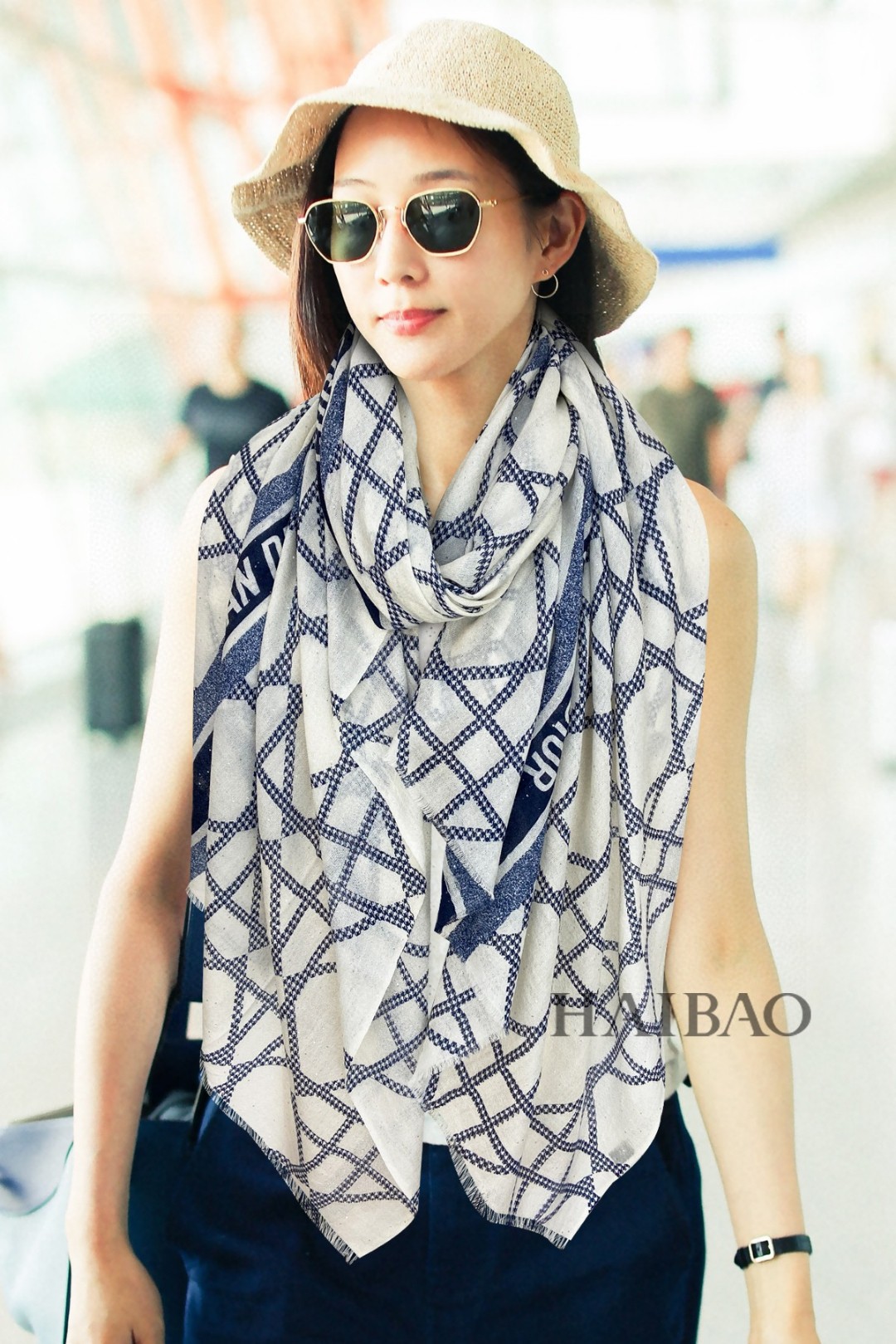 NO:171101,New scarf that will shine. New customer-supplied silver thread   sequin cashmere fabric long scarf. Beautiful [Tear] [D plaid sequin scarf] The imperial palace-level new style is on sale. Silver thread pure cashmere unique design style plus rich Do home pattern printing. It is extremely beautiful. Really, the upper body is extremely luxurious and high-end. Rare~ Small expensive~ Look good or not. Look at it yourself. Size 110xcm. Large long scarf, top-grade cashmere, high-end scarf19860909上新 会发光发亮的围巾 新款客供银线 亮片羊绒面料长巾 美翻了[流泪]【D藤格纹亮片长巾】御用殿堂级极新款专柜在售 银线纯羊绒独特设计风格加上富有Do家图案印花 美丽至极 真的 上身极为奢华上档次 稀有～小贵～好看不好看自己看吧 尺寸110xcm 大长巾,顶级纯羊绒,高版本围巾,scarf