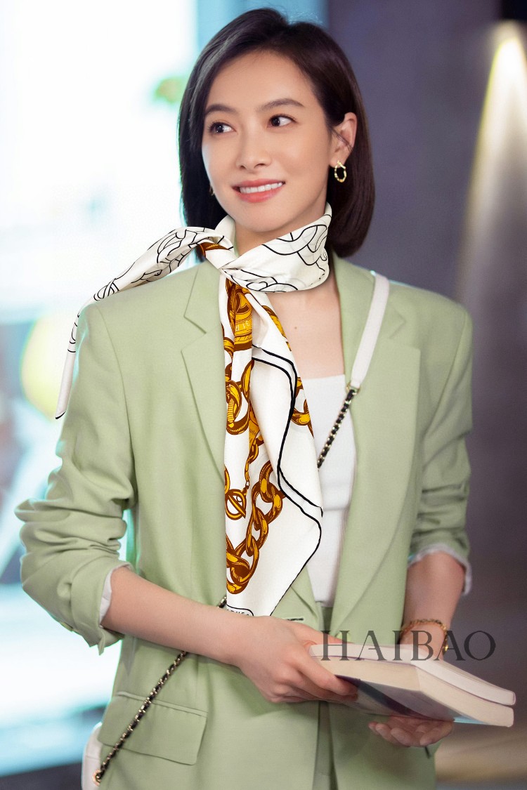 NO:171109,New Xiaoxiang [Dual Color Chain Single-Side 90] Silk Square Scarf Recommended to grab VIP. Be sure to start quickly [High-end, love women's beauty, very few products, you can use it in all seasons to make people very beautiful, the upper body effect is simply beautiful, the quality is perfect, the whole scarf gives people a big brand aura and is very exquisite and beautiful, which is definitely worth buying. Once you get the real thing, you will be glad that you are a beautiful product for women. It is worth evaluating the perfect temperament and taste Ditails' first choice VIPs on 90*90 Top twill silk, high-version scarf, real silk19860909新小香【双色链条单面90】真丝方巾抢VIP推荐 下手一定要快【高端 大爱女人尤物 货极少 四季都可以用真心美的让人非常非常心动 上身效果简直美翻了 品质非常完美 整个围巾给人大牌气场的同时又非常精致秀丽绝对值得入手的新款 实物一拿到就会庆幸自己是女人的绝美好货 值得品鉴完美气质品味Ditails首选VIP们 上90*90 顶级斜纹真丝,高版本围巾,real silk,scarf