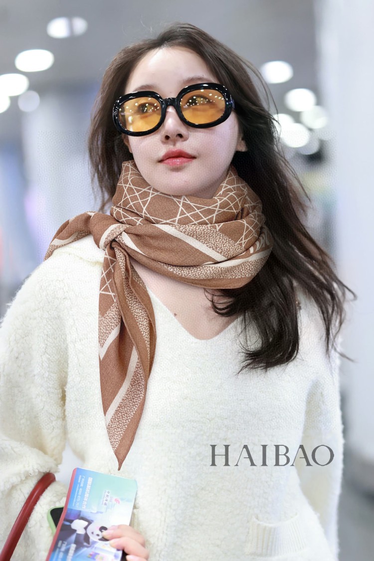 NO:171115,New DO Home [D Vine plaid print 140] Double-sided and same-color cashmere square scarf to grab VIP recommendations. Be sure to start quickly [High-end, love, pure cashmere, baby feels comfortable to touch, very few products, can be used in all seasons, so it makes people very beautiful, the upper body effect is simply beautiful, the quality is perfect, the whole scarf gives people a big brand aura and is very exquisite and beautiful, it is definitely worth buying a new model. Once you get the real thing, you will be glad that you are a beautiful woman's product. It is worth evaluating the perfect temperament and taste Ditails' first choice VIPs. The upper size is 140*140cm, 80 cashmere silk, high-end scarf, real silk19860909新款DO家【D藤格纹印花140】双面同色羊绒方巾抢VIP推荐 下手一定要快【高端 大爱 纯羊绒 婴儿触感舒服到飞女人尤物 货极少 四季都可以用真心美的让人非常非常心动 上身效果简直美翻了 品质非常完美 整个围巾给人大牌气场的同时又非常精致秀丽绝对值得入手的新款 实物一拿到就会庆幸自己是女人的绝美好货 值得品鉴完美气质品味Ditails首选VIP们 上尺寸140*140cm,80羊绒真丝,高版本围巾,real silk,scarf