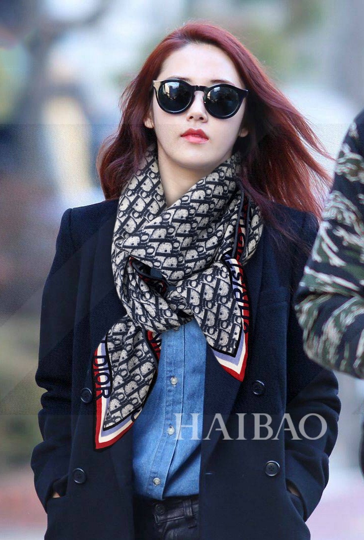 NO:171121,New Dior's latest counter main model [D-framed old flower 140] The order private flow of the order that is easy to match on vacation and daily life] I want to go on vacation and go outfits very well. I look so energetic and needless to say, the details can be seen clearly, and the high-standard quality 140*140 large scarf, 70 cashmere silk [color], high-version scarf, dior, real silk19860909新Dior最最新的专柜主打款【D边框老花140】 度假及日常都非常好搭配的款订单私流】一看到就想去度假平时穿搭也非常好搭配,整个人看起来都会神采奕奕好多不用多说,细节品质都看得清楚,绝对获赞的高规格品质140*140大方巾,70山羊绒真丝[色],高版本围巾,dior,real silk,scarf