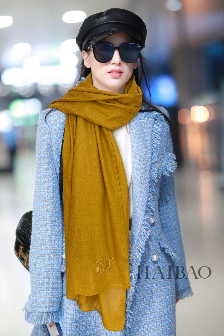 NO:171107,The latest model of Max Mara GZ [M solid color cashmere long scarf] is very versatile and popular. The real thing is truly beautiful. Plain embroidery LOGO, both LOGO design and cashmere fabric are very in place. Details can be seen. The whole scarf gives people a big brand aura and is very exquisite and high-end VIP recommended. The new model is definitely worth buying. The size is 75*200cm, the top pure cashmere long scarf., a high-version scarf19860909上新Max Mara家GZ最新款【M纯色羊绒长巾】非常百搭爆款哦 实物真心美 素色绣LOGO无论LOGO设计以及羊绒面料都是非常到位细节都可见整个围巾给人大牌气场的同时又非常精致高端VIP推荐绝对值得入手的新款 尺寸75*200cm顶级纯山羊绒长巾.,高版本围巾,scarf