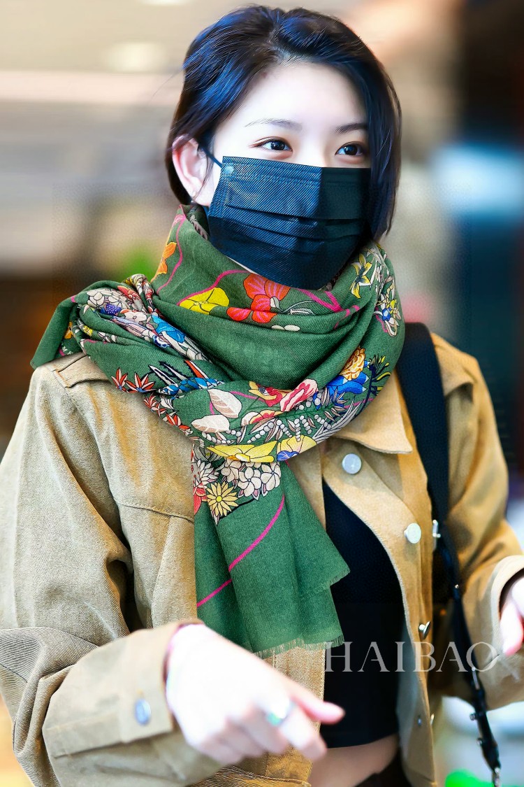 NO:171119,H Family's most powerful hard product of the year [Flower Map Long Scarf] Cashmere Long Scarf is highly recommended for heavy-duty imported pure cashmere scarf, the best cashmere fiber, without a trace of variegated color, the best among real luxury goods, the texture looks more luxurious, the feel is great, the texture is not to be described in more detail. I just want to say that if you meet it, you are lucky to meet it, size 110*200cm, selected pure cashmere, high-version scarf19860909H家年度最牛硬货【花绘地图长巾】羊绒长巾极力推荐款重磅进口纯羊绒围巾,最好的羊绒纤维,没有一丝杂色,真正的奢侈品中的极品,质感显得更加奢华,手感棒极了质感品质不想多做描述 只想说,能遇到就是幸运尺寸110*200cm,精选纯羊绒,高版本围巾,scarf