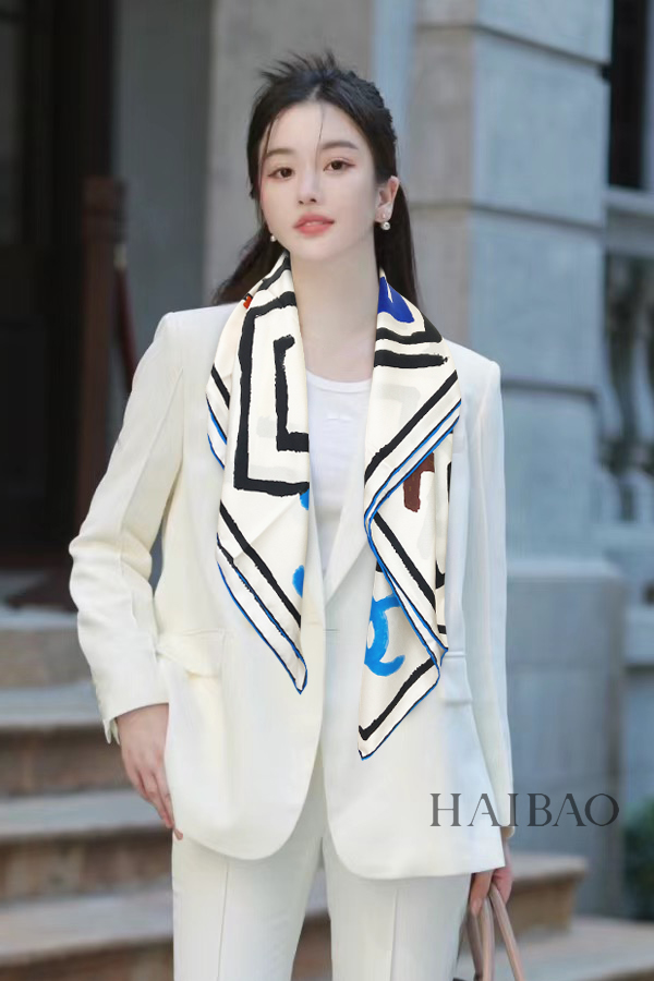 NO:171154,New Xiaoxiang [Double C Maze Pattern 90] Silk Square Scarf Snack VIP Recommendation, Be sure to start quickly [High-end, love women's beauty, very few products, you can use it in all seasons to make people very beautiful, the upper body effect is simply beautiful, the quality is perfect, the whole scarf gives people a big brand aura and is very exquisite and beautiful, which is definitely worth buying. Once you get the real thing, you will be glad that you are a beautiful woman's product. It is worth evaluating the perfect temperament and taste Ditails' first choice VIPs on 90*90 Top twill silk, high-version scarf, real silk19860909新小香【双C迷宫图案90】真丝方巾抢VIP推荐 下手一定要快【高端 大爱女人尤物 货极少 四季都可以用真心美的让人非常非常心动 上身效果简直美翻了 品质非常完美 整个围巾给人大牌气场的同时又非常精致秀丽绝对值得入手的新款 实物一拿到就会庆幸自己是女人的绝美好货 值得品鉴完美气质品味Ditails首选VIP们 上90*90 顶级斜纹真丝,高版本围巾,real silk,scarf