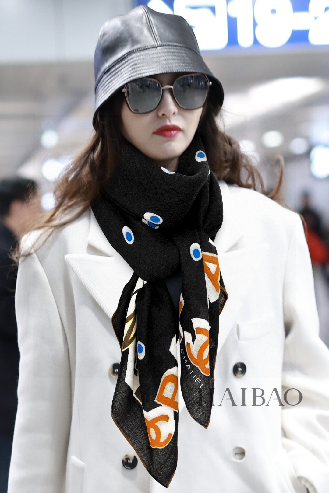 NO:171135,New Xiaoxiang [Little Flavor Two-color Dot 140] Cashmere Square Scarf Recommended VIP Recommendation, Be sure to start quickly [High-end, Big Love, Pure Cashmere, Baby Feelings So Feelings Flying Women's Beauty, Very Few Products, You can use true and beautiful things all seasons, which makes people very, very heart-warming, The upper body effect is simply beautiful, the quality is perfect, the whole scarf gives people a big brand aura and is very exquisite and beautiful, which is definitely worth buying. Once you get the real thing, you will be glad that you are a beautiful product for women. It is worth evaluating the perfect temperament and taste of Ditails' first choice VIPs. The upper size is 140*140cm, 80 cashmere silk, high-end scarf, real silk19860909新款小香【小香双色圆点140】羊绒方巾抢VIP推荐 下手一定要快【高端 大爱 纯羊绒 婴儿触感舒服到飞女人尤物 货极少 四季都可以用真心美的让人非常非常心动 上身效果简直美翻了 品质非常完美 整个围巾给人大牌气场的同时又非常精致秀丽绝对值得入手的新款 实物一拿到就会庆幸自己是女人的绝美好货 值得品鉴完美气质品味Ditails首选VIP们 上尺寸140*140cm,80羊绒真丝,高版本围巾,real silk,scarf