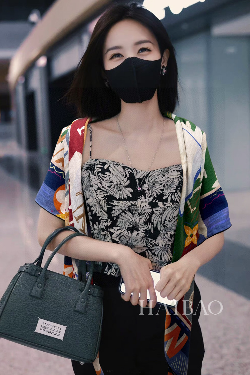 NO:171158,High-end customization is truly praised by Donkeys [L lock and pattern 140] cashmere square scarf, new square scarf Aoya color, continue to write the Mixand Srop theme iron thing. Monogom pattern becomes the background, lock theme classic elements are spliced ​​with different patterns, cleverly teaches the brand's fine base leather craftsmanship, silk cashmere printing with hand-made curly edges. It is highly recommended that hand slow without this size is not big or small, especially easy to match, high-quality quality is super easy to get, high-end details are what you see, heavy and huge VIP customers must enter Recommended size 140*140cm top cashmere, high-version scarf, louis vuitton, louis vuitton19860909高端定制真心赞驴家【L锁与花纹140】羊绒方巾,新款方巾澳雅色彩,续写Mixand Srop主题铁事.Monogom图案成为背景,锁主题经典元素不同图案拼接,巧妙教敬品牌精基皮革工艺,丝羊绒印花搭配手工卷边.强烈推荐手慢无这个size不大不小特别好搭配,品质超级好拿到手就会懂的高端品质,高端细节所见即所得重磅巨献VIP客户必入推荐尺寸140*140cm顶级羊绒,高版本围巾,louis vuitton,louis vuitton,scarf