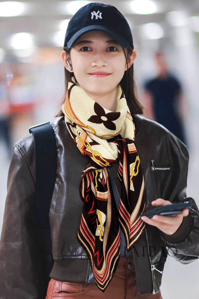 NO:171163,The best product is really like [L Classic Band 140] with Monogram pattern as the background, the Louis Vuitton design elements printed with the logo are perfectly designed. It is highly recommended that you don’t have a slow hand and don’t go to the counter to buy it. The price of silk top cashmere is really good. This size is not big or small, and it is very easy to match. The quality is super easy to get. The high-end quality will be understood. The high-end details are what you see and what you get is the heavy and huge VIP customer must-have 140*140cm, high-end scarf, louis vuitton19860909牛货上啦真心赞【L经典饰带140】以Monogram花纹为背景,印有标志的路易威登设计元素皮革带、金属链与挂锁设计完美,强烈推荐手慢无千万别去专柜买绝对一模一样,丝顶级羊绒价格真心好,这个size不大不小特别好搭配,品质超级好拿到手就会懂的高端品质,高端细节所见即所得重磅巨献VIP客户必入推荐140*140cm,高版本围巾,louis vuitton,scarf