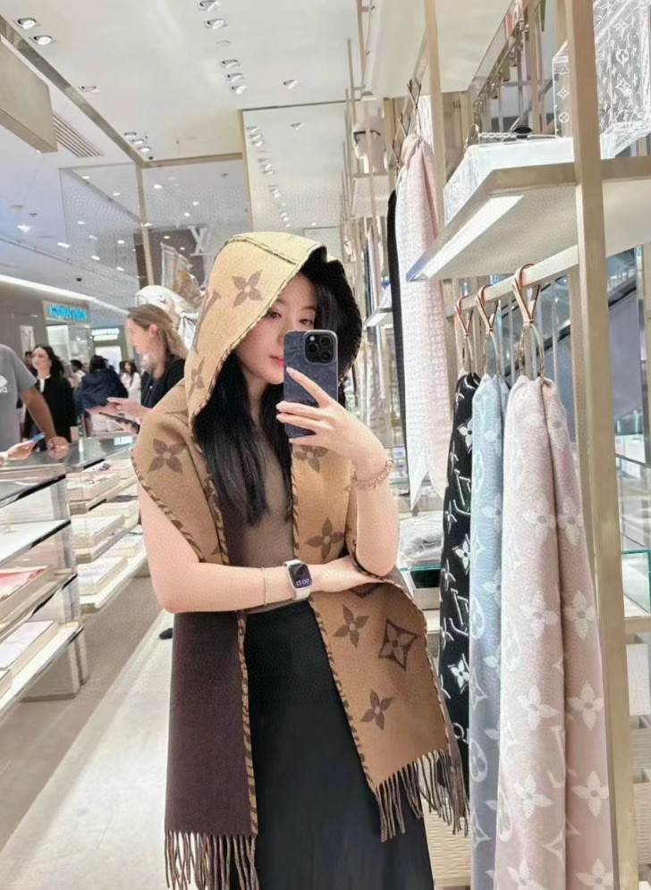 NO:171246,Leading the fashion donkey ZG synchronization [L presbyterian hooded scarf] Popular global Fall For You hooded scarf is made of rich plush blend, with Monogram jacquard pattern and calm plain color choice. The wide size and hooded design inject avant-garde atmosphere into late autumn clothing. Size 196 x 38 cm 89 wool, 10 cashmere, 1 mulberry silk, trim sheepskin, high-version scarf, louis vuitton, louis vuitton, sheepskin, hats19860909引领时尚驴家ZG同步【L老花连帽围巾】火爆全球Fall For You 连帽围巾取材丰盈毛绒混纺,拥有 Monogram 提花织纹和沉稳素色两面选择.宽幅尺寸和连帽设计为深秋着装注入前卫气息.尺寸196 x 38 厘米 89绵羊毛, 10山羊绒, 1桑蚕丝, 饰边羊皮革,高版本围巾,louis vuitton,louis vuitton,sheepskin,hats,scarf