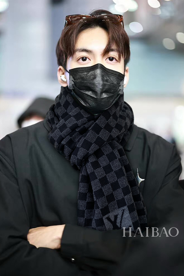 NO:171249,The new model of the new model of the new Dog House [L checkerboard knitted long scarf] is equipped with eye-catching classic Damier checkerboard pattern and super large LV letters, paired with rustic edges. Soft cashmere creates a gorgeous texture. It is highly recommended that the hand is slow and priced, and this size is not big or small, which is very easy to match. The quality is super easy to understand. The high-end quality will be understood by hand. The high-end details are what you see and what you get is the biggest VIP customer must recommend. Cashmere, size 32*170cm, high-end scarf, louis vuitton, louis vuitton, louis vuitton19860909新款上专柜同步驴家新款【L棋盘格针织长巾】以醒目经典 Damier 棋盘格图案和超大 LV 字母,搭配质朴饰边.舒软山羊绒成就华美质感.强烈推荐手慢无价格真心好,这个size不大不小特别好搭配,品质超级好拿到手就会懂的高端品质,高端细节所见即所得重磅巨献VIP客户必入推荐 山羊绒,尺寸32*170cm,高版本围巾,louis vuitton,louis vuitton,louis vuitton,scarf