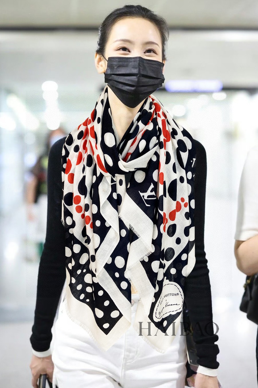 NO:171667,The cow is on the market. I really like it. [L logo polka dot long scarf] cashmere long scarf. NxYKIncv Dos recounts the creative dialogue between Louis Valor and Japanese pioneer art. The straight melon elements and sky-limited polka dots represent the artist's design context. The bright colors add visual tension. It is highly recommended to use hand-made curly edges and cooperative series logos. Don't buy it at the counter. The price of top cashmere is really good. This size is not big or small, and it is very easy to match. The quality is super good. The high-end quality will be understood. High-end details, what you see is what you get and the heavy and huge VIP customers must-have 110*200cm, high-end scarf, louis vuitton19860909牛货上啦真心赞【L标志波点长巾】羊绒长巾,NxYKIncv Dos转述路易威誉与日本先锋艺术豪草间弥生的创意对话,直瓜元素和天限波点代表艺术家的设计语境,鲜明色彩再添视觉张力,搭配手工卷边和合作系列标识强烈推荐手慢无千万别去专柜买绝对一模一样,顶级羊绒价格真心好,这个size不大不小特别好搭配,品质超级好拿到手就会懂的高端品质,高端细节所见即所得重磅巨献VIP客户必入推荐110*200cm,高版本围巾,louis vuitton,scarf