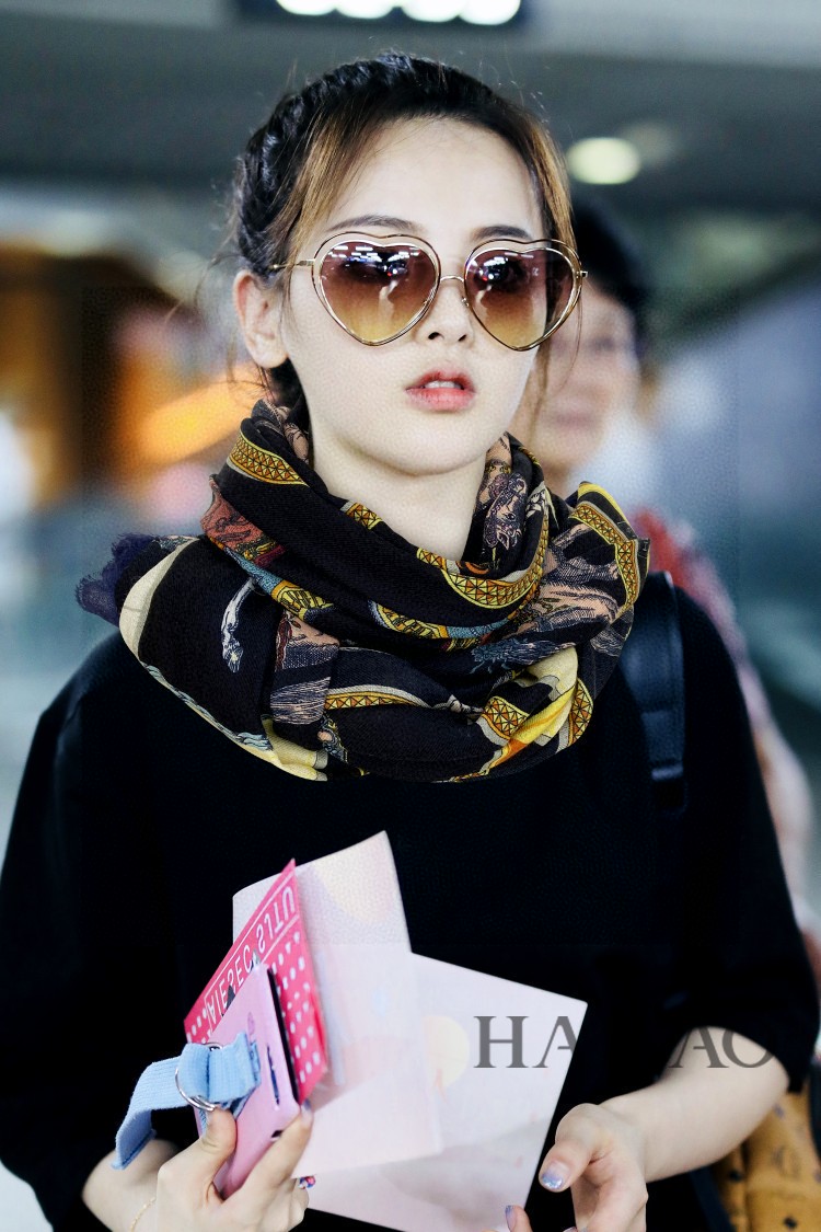 NO:171679,The most powerful hard product of H Family of the year [Long Scarf for a Dress] Cashmere Long Scarf is highly recommended for heavy-duty imported pure cashmere scarf, the best cashmere fiber, without a trace of variegated color, the best among real luxury goods, the texture looks more luxurious, the feel is great, the texture is not to be described in more detail. I just want to say that if you meet it, you are lucky to meet it, size 110*200cm, selected pure cashmere, high-version scarf19860909H家年度最牛硬货【盛装宴会长巾】羊绒长巾极力推荐款重磅进口纯羊绒围巾,最好的羊绒纤维,没有一丝杂色,真正的奢侈品中的极品,质感显得更加奢华,手感棒极了质感品质不想多做描述 只想说,能遇到就是幸运尺寸110*200cm,精选纯羊绒,高版本围巾,scarf