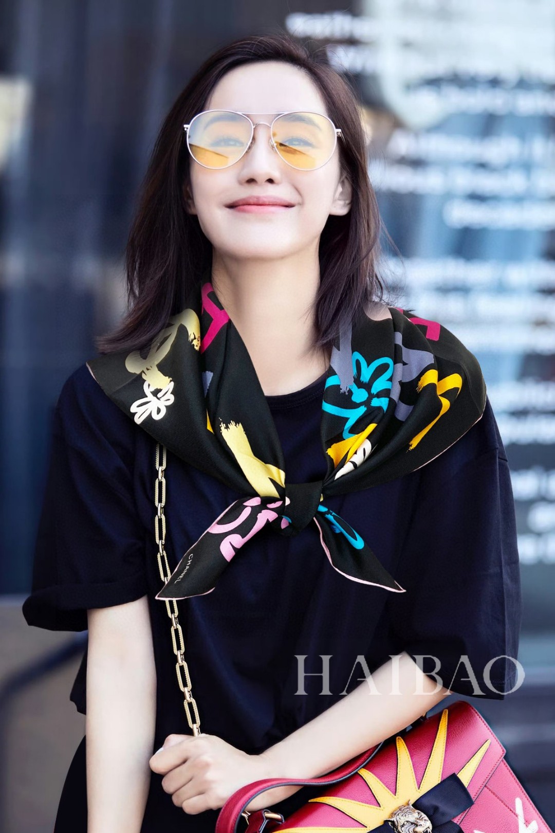 NO:171666,New Xiaoxiang [Xiaoxiang letter logo 90] Silk square scarf grabs VIP recommendation. Be sure to start quickly [high-end, love women's beauty, very few goods, you can use true and beautiful things all seasons to make people very, very attractive. The upper body effect is simply beautiful. The quality is very perfect. The whole scarf gives people a big brand aura and is very exquisite and beautiful. It is definitely worth buying a new model. Once you get the real thing, you will be glad that you are a beautiful woman's product. It is worth evaluating the perfect temperament and taste. Ditails' first choice VIPs on 90*90 Top twill silk, high-version scarf, real silk19860909新小香【小香字母标志90】真丝方巾抢VIP推荐 下手一定要快【高端 大爱女人尤物 货极少 四季都可以用真心美的让人非常非常心动 上身效果简直美翻了 品质非常完美 整个围巾给人大牌气场的同时又非常精致秀丽绝对值得入手的新款 实物一拿到就会庆幸自己是女人的绝美好货 值得品鉴完美气质品味Ditails首选VIP们 上90*90 顶级斜纹真丝,高版本围巾,real silk,scarf