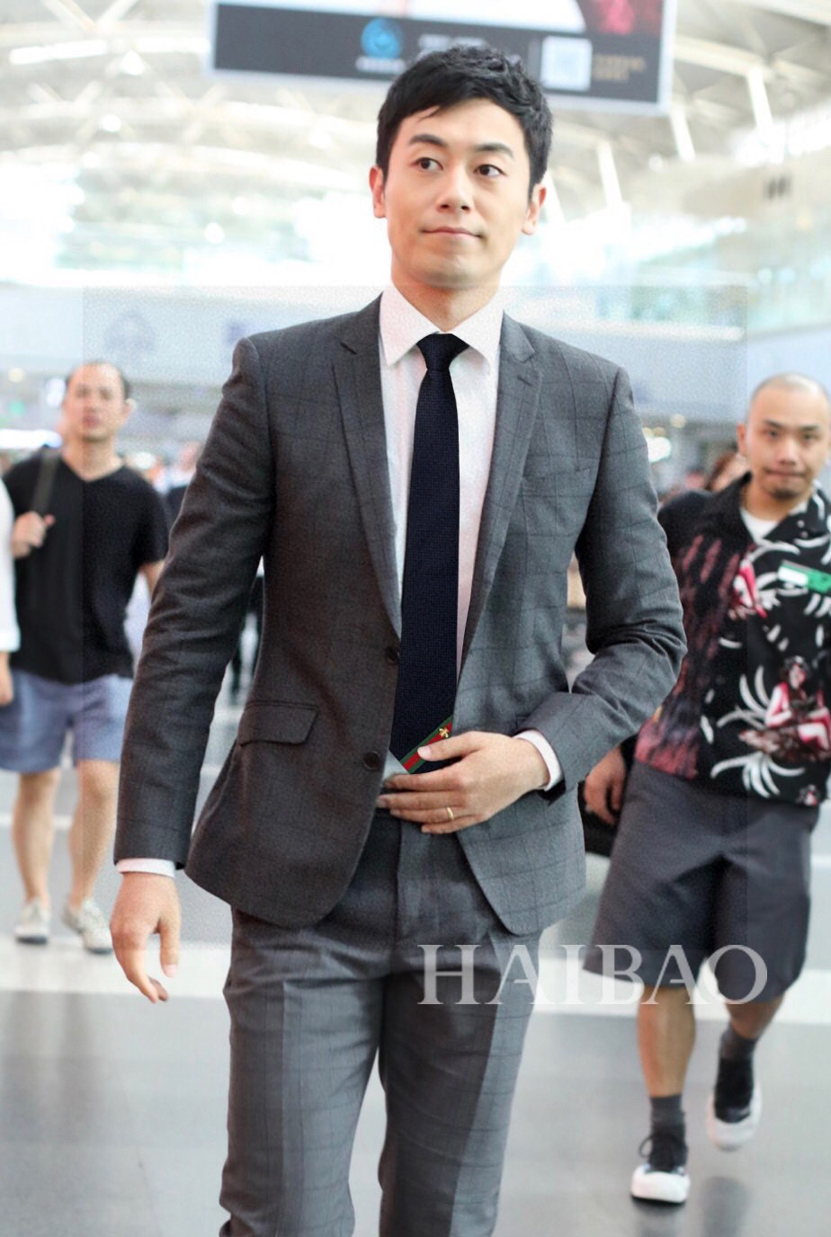 NO:286351,Home Men's Tie Series [GG Bee Webbing Decorative Tie] is a rare and ideal choice for showing exquisite handcraftsmanship and fashionable elegance. This tie perfectly combines the iconic theme animal bee and webbing, and interprets it with fashionable matching techniques to make it more elegant. Let men fully demonstrate their personality. Top jacquard silk handmade customization, tie, real silk, ties19860909家男士领带系列【GG蜜蜂织带装饰领带】,稀有展现精湛手工与时尚优雅的理想选择,这款领带将标志性的主题动物小蜜蜂与织带完美的结合,以时尚搭配手法演绎的更显雅致风范.让男士可以充分展示自己个性.顶级提花真丝手工定制,领带,real silk,ties,accessory