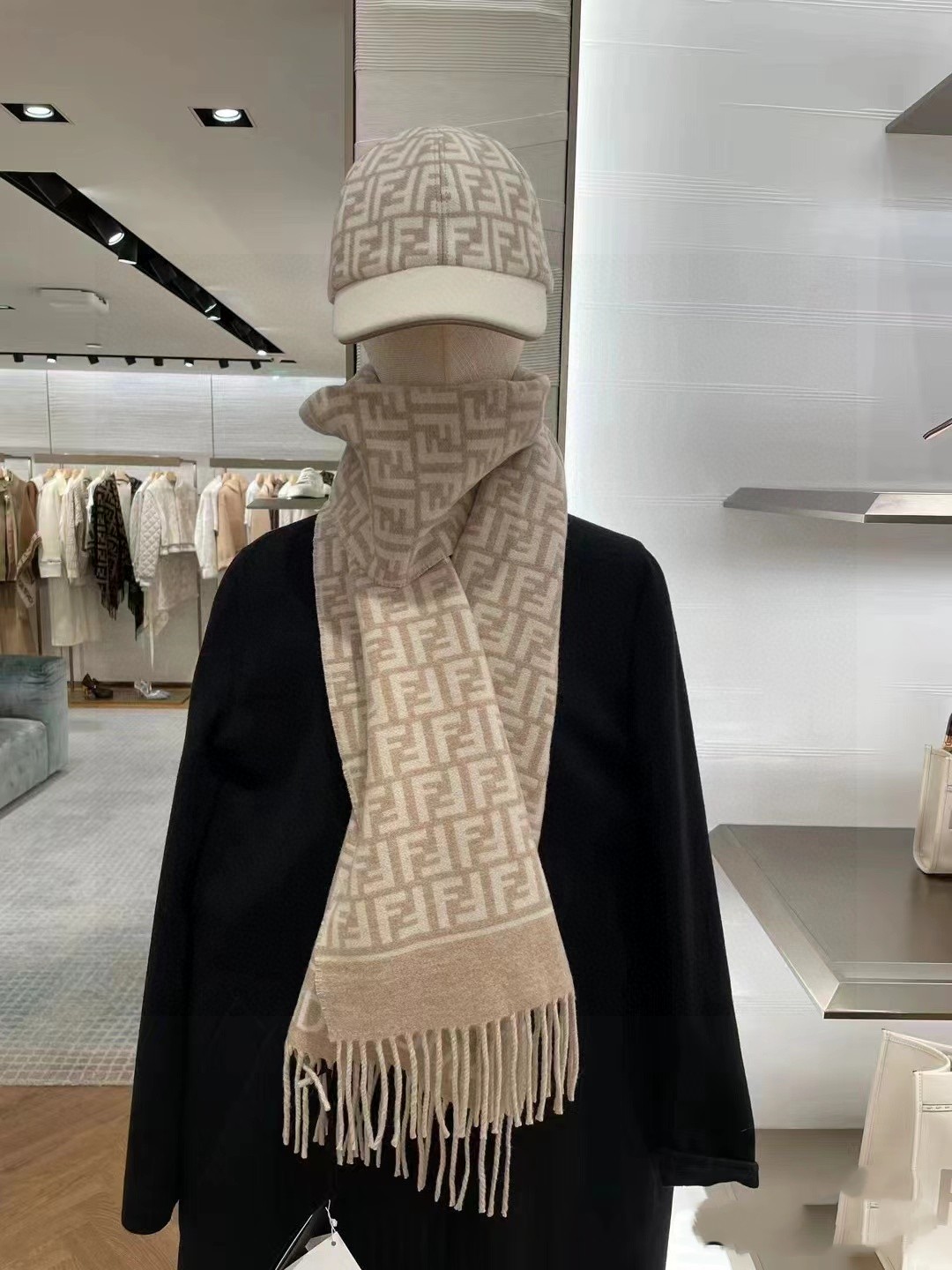 NO:163503,Explosive FEN/DI [FF logo cashmere tassel long scarves] official website is updated simultaneously, blended jacquard knitting, soft, comfortable, luxurious and textured, created by the two-color interwoven jacquard process, corresponding to the stripes of the color, simple, generous and fashionable, the real thing is very high-end, can be seen but hard to find, good goods are not waiting for, you can't miss it if you like it!  Size 65X190cm ordinary scarf, ordinary scarf, fendi19860909爆 FEN/DI【FF标识羊绒流苏长巾】官网同步更新,混纺提花编织,手感柔软舒适奢华有质感,由双色交织提花工艺打造,对应色条纹收边,简单大方又时尚,实物非常高档,可遇而不可求,好货不等人,喜欢就不能错过哦！尺寸65X190cm普通围巾,普通围巾,fendi,scarf