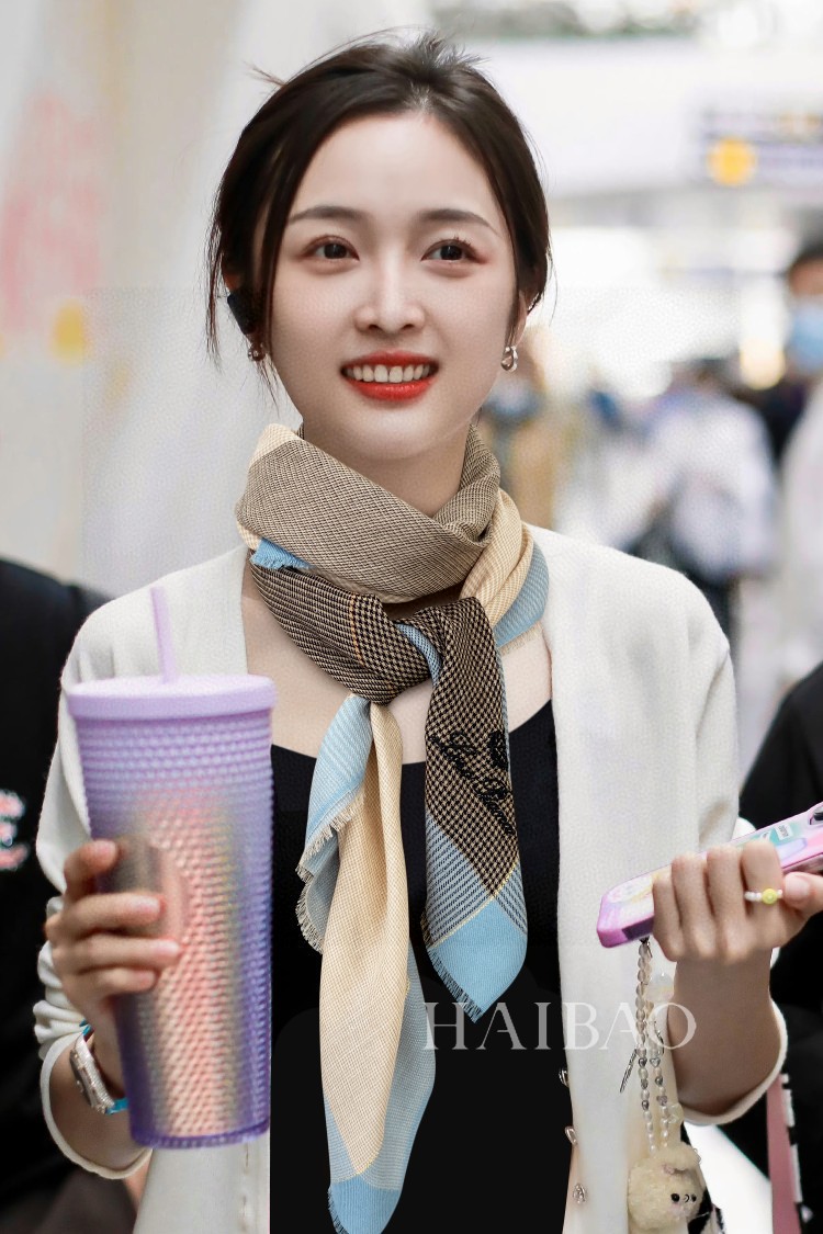 NO:171950,LP top original sheet [LP silver-wire stripe 110] high-end products are presented with a heavy weight, unprecedented, pure cashmere, and it feels so good that it is definitely another slow-handed one. The craftsmanship uses imported 300 pure plaid cashmere sequins embellishment, which is very classy, ​​low-key and small luxury. Size 110*110cm imported pure cashmere woven, high-version scarf, loro piana19860909LP极品原单【LP银线边条纹110】高尖端产物重磅呈现 ,绝无仅有 史无前例 纯山羊绒 手感好到爆绝对又是一款手慢无 工艺上采用的是进口300支纯格纹羊绒亮片点缀,非常显档次,低调中带着小奢华.尺寸110*110cm 进口纯羊绒织就,高版本围巾,loro piana,scarf