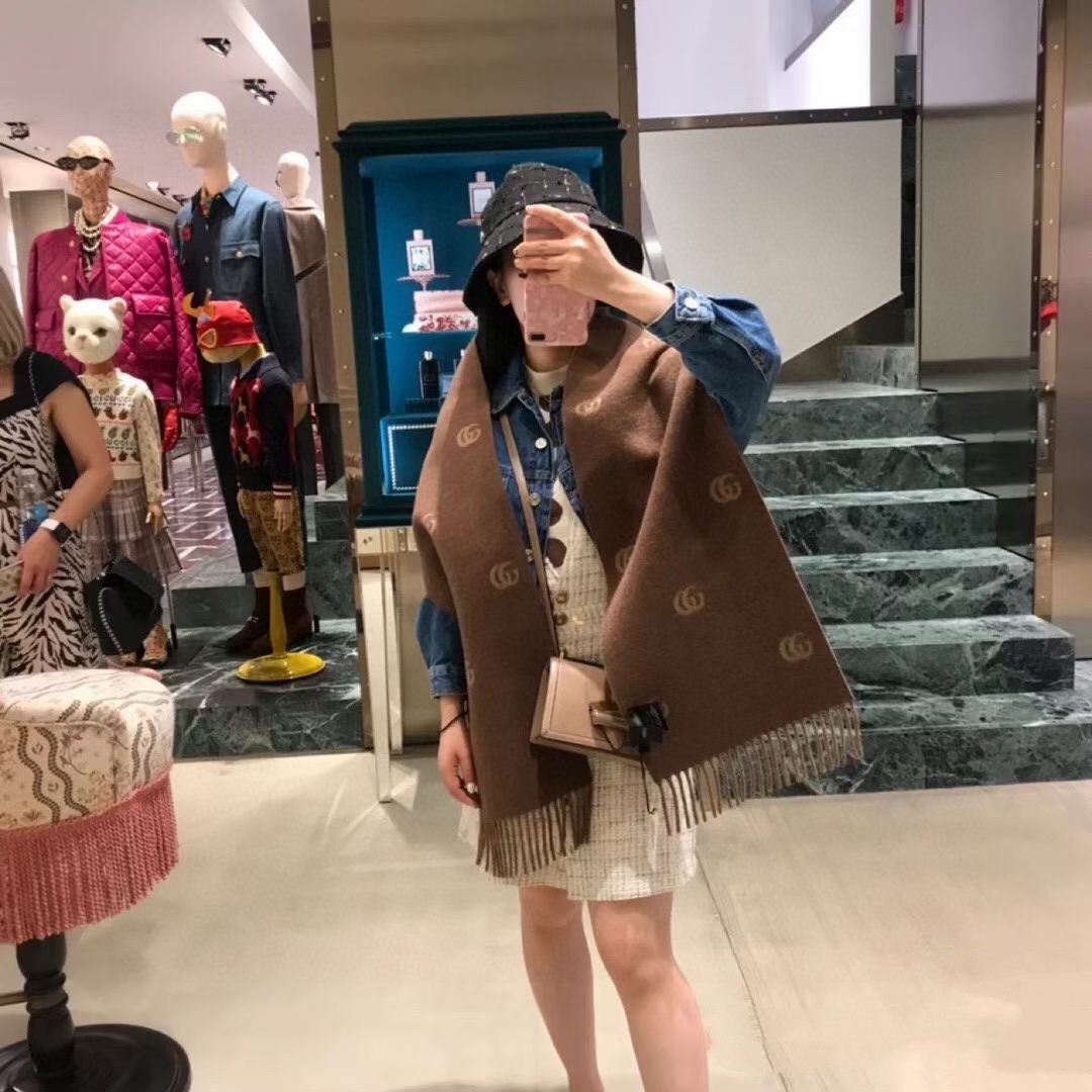 NO:171974,The new ZG synchronous [GG retro plaid double-sided long scarf] The classic GG pattern is one of the iconic elements that the brand began to use in the 1930s. After nearly a century of development, it still provides inspiration for the brand to explore new expressions. On this wool scarf, it is presented in retro plaid style, unique and unique!  Ruler 39198~wool, high-version scarf19860909上新ZG同步【GG复古格纹双面长巾】经典GG图案是品牌在30年代开始使用的标志性元素之一,历经近一个世纪的发展依然为品牌探索全新表达提供灵感.在这款羊毛围巾上,它以复古格纹方式呈现,别具一格,独具特色！尺39198～羊毛,高版本围巾,scarf