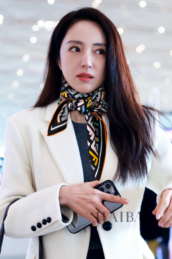 NO:171992,The latest counter is launched simultaneously. The latest counter features [FF color logo 90] silk square scarf, a very easy-to-match style for vacation and daily life. The order private flow is very easy to match when you see it. You will want to go on vacation and wear it very well. The whole person looks so energetic. Needless to say, the details can be seen clearly. The high-standard quality is absolutely praised. The mulberry silk, handmade curled edges, high-version scarf, real silk19860909专柜同步上新FF最最新的专柜主打【FF彩色标志90】真丝方巾, 度假及日常都非常好搭配的款订单私流】一看到就想去度假平时穿搭也非常好搭配,整个人看起来都会神采奕奕好多不用多说,细节品质都看得清楚,绝对获赞的高规格品质90*90cm,桑蚕丝,手工卷边,高版本围巾,real silk,scarf