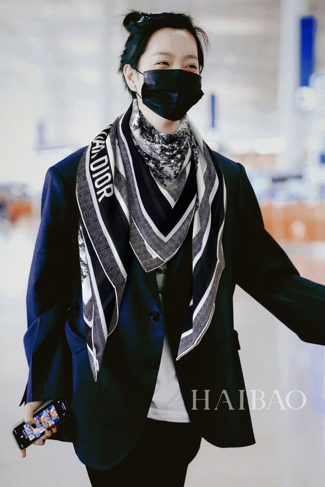 NO:172008,The latest counter is available simultaneously. The latest counter is [D Zoo Bubble Silk 140] Bubble Silk New Fabric Square Scarf, Tropical Rainforest Series. A very easy-to-match style for vacation and daily life. The order private flow is very easy to match when you see it. You want to go on vacation and wear it very well. The whole person looks so energetic. Needless to say, the details can be seen clearly. The high-standard quality that is absolutely praised is 140*140cm, mulberry silk, high-version scarf, real silk19860909专柜同步上新Do最最新的专柜主打【D动物园泡泡绸140】泡泡绸真丝新面料方巾,热带雨林系列 度假及日常都非常好搭配的款订单私流】一看到就想去度假平时穿搭也非常好搭配,整个人看起来都会神采奕奕好多不用多说,细节品质都看得清楚,绝对获赞的高规格品质140*140cm,桑蚕丝,高版本围巾,real silk,scarf