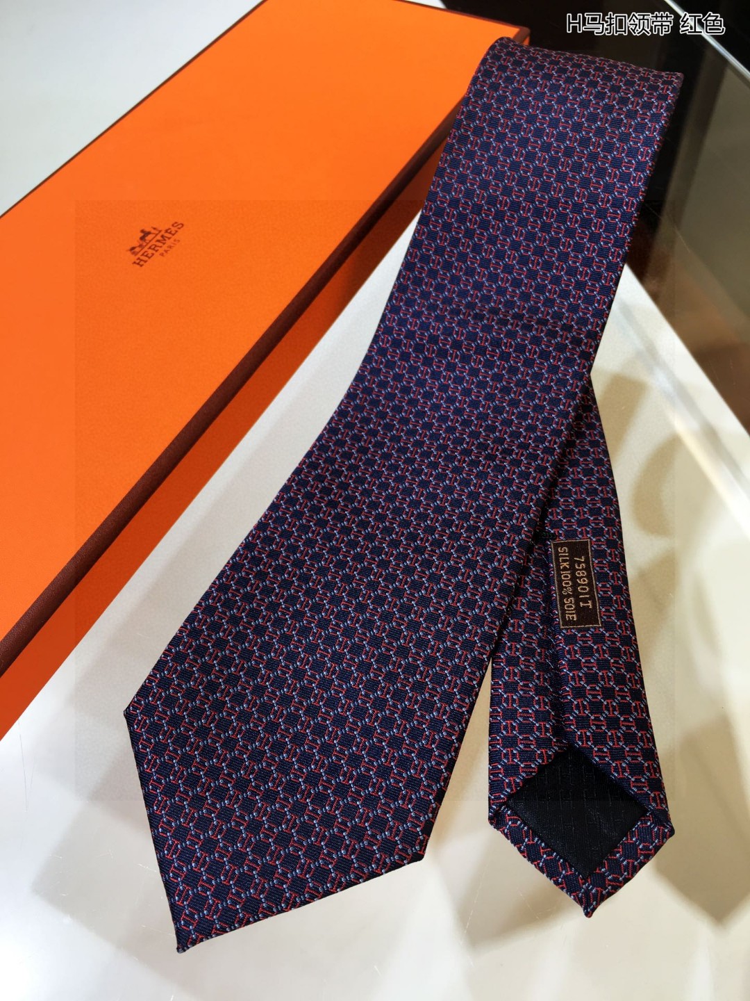 上新男士新款领带系列H马扣领带稀有H家每年都有一千条不同印花的领带面世从最初的多以几何图案表现骑术活动为