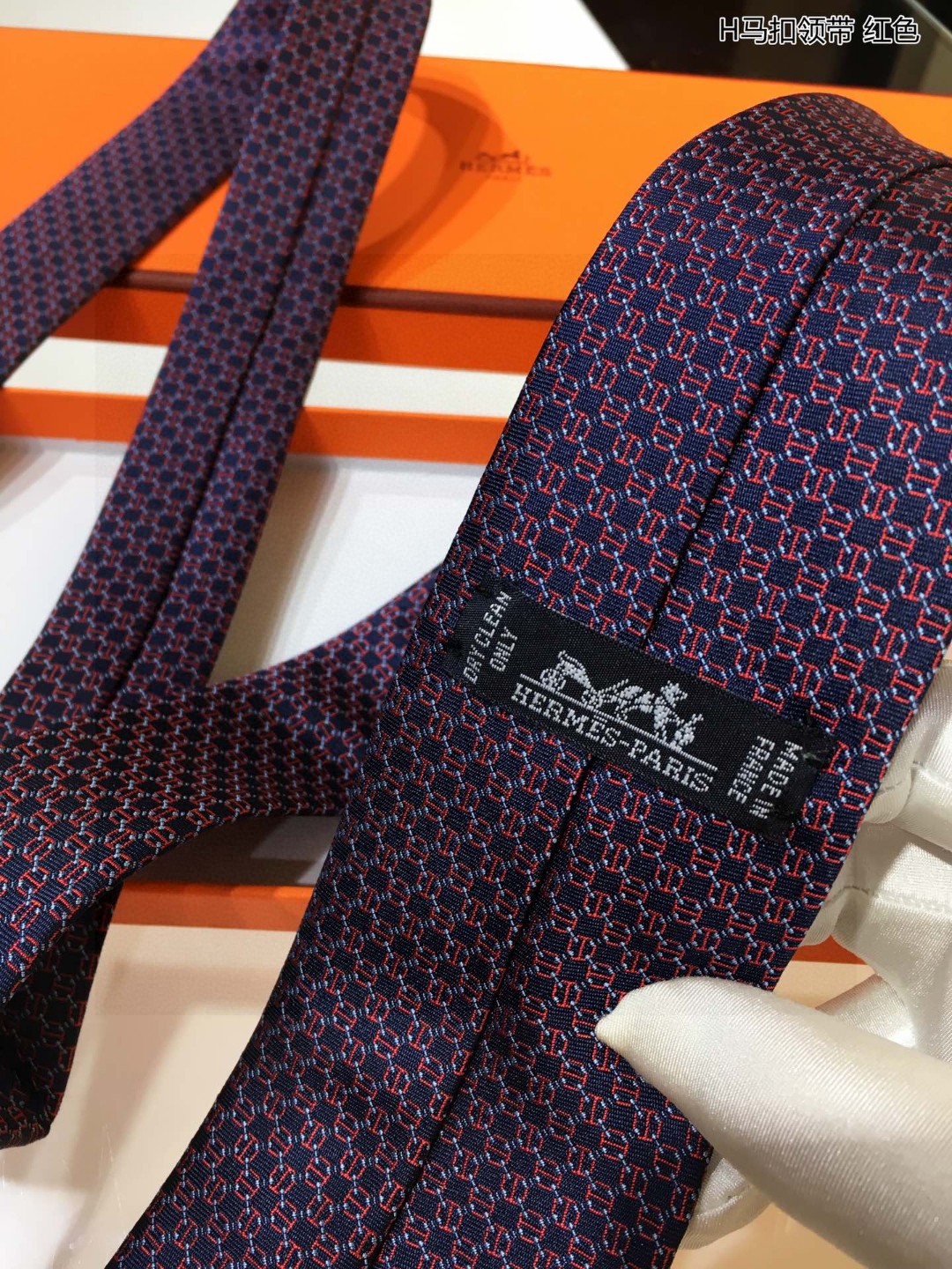 上新男士新款领带系列H马扣领带稀有H家每年都有一千条不同印花的领带面世从最初的多以几何图案表现骑术活动为