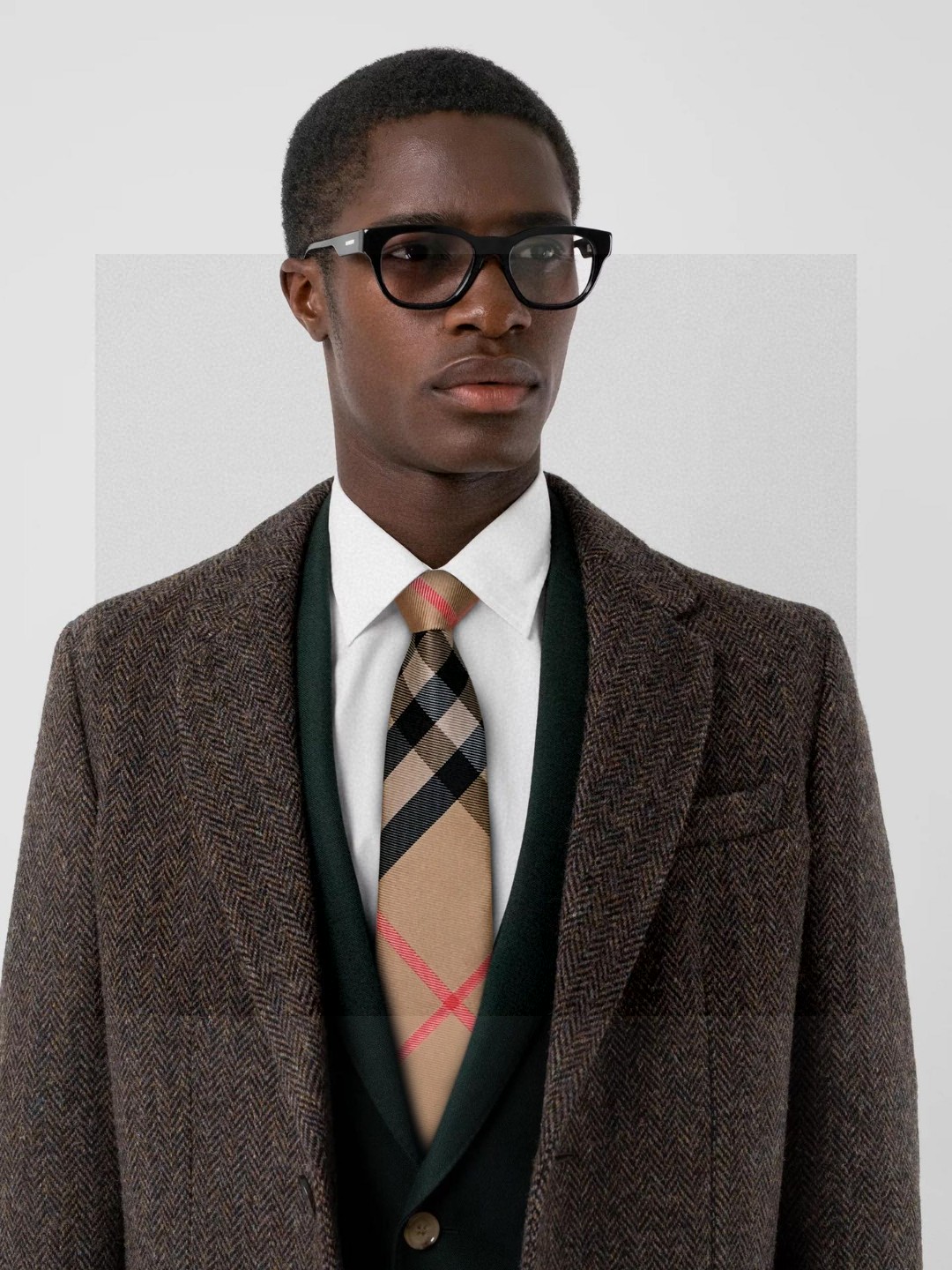 B家专柜同步男士格纹提花领带稀有展现精湛手工与时尚优雅的理想选择这款采用B家最具标志性的Vintage格