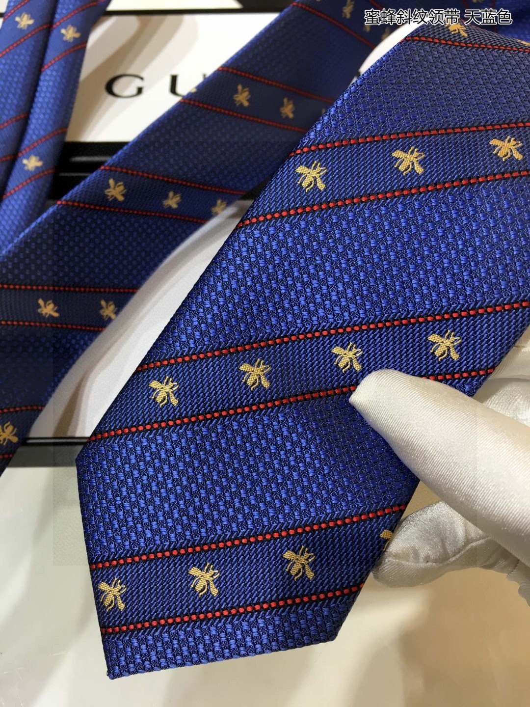 上新G家男士领带系列蜜蜂斜纹领带稀有展现精湛手工与时尚优雅的理想选择这款领带将标志性的主题动物小蜜蜂与斜