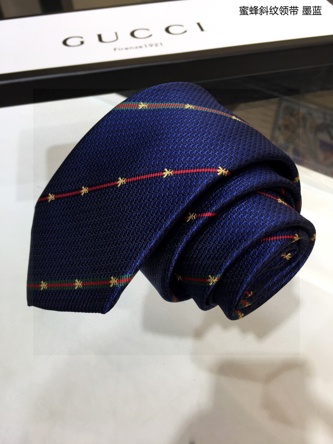 上新G家男士领带系列蜜蜂斜纹领带稀有展现精湛手工与时尚优雅的理想选择这款领带将标志性的主题动物小蜜蜂与斜