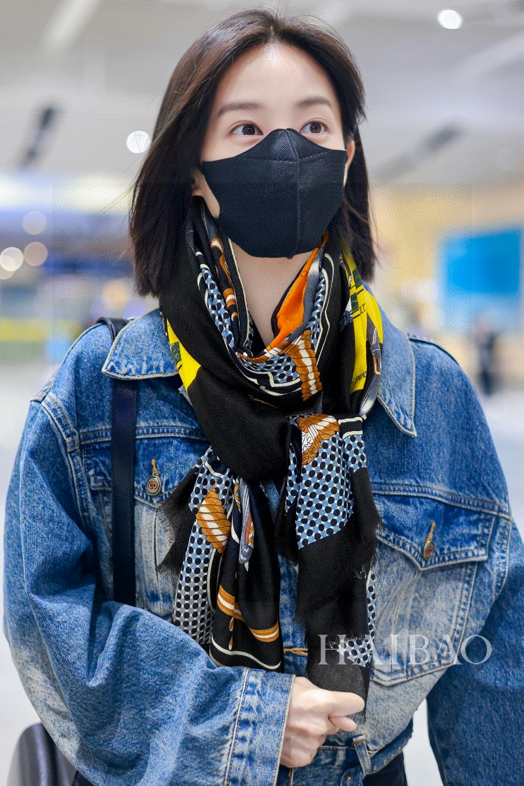 NO:171996,The most powerful hard product of the year [Mr. Carriage Long Scarf] Cashmere Long Scarf highly recommended heavy-weight imported pure cashmere scarf, the best cashmere fiber, without any variegated color, the best among real luxury goods, the texture looks more luxurious, the feel is great, the texture is not to be described in more detail. I just want to say that if you meet it, you are lucky to meet it, size 110*200cm, selected pure cashmere, high-version scarf19860909H家年度最牛硬货【马车先生长巾】羊绒长巾极力推荐款重磅进口纯羊绒围巾,最好的羊绒纤维,没有一丝杂色,真正的奢侈品中的极品,质感显得更加奢华,手感棒极了质感品质不想多做描述 只想说,能遇到就是幸运尺寸110*200cm,精选纯羊绒,高版本围巾,scarf