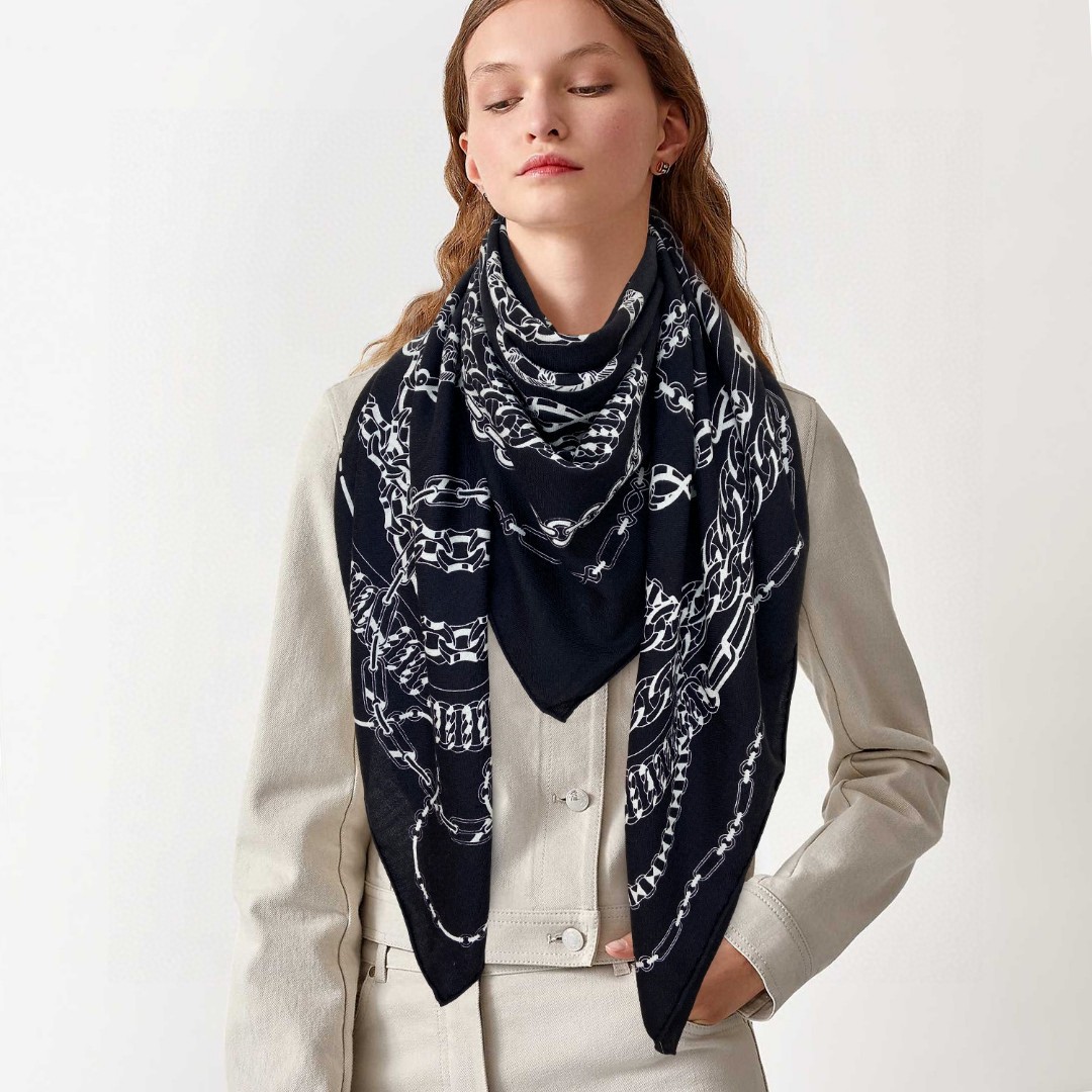 NO:171970,I bought a new cashmere model and said it looks good. Recommended [Chapter Reaction 140] Cashmere double-sided same-color printed square scarf, top-level craftsmanship and super value Hermes counter hot products are three-dimensional presentation patterns and patterns, very high grade, special craftsmanship and high-end research and development are amazingly launched. Special cutting-edge technology processing is loved by Bai Fumei. Whether it is quality, style, price, they scream, super high cost performance, absolutely worth buying. Size 140cm*140cm, 70 cashmere silk, high-version scarf, hermes, real silk19860909羊绒新款买了都说好看推荐【链锁反应140】羊绒双面同色印花方巾,顶级工艺超值爱马仕专柜爆款立体呈现图案纹路实物档次极高特殊工艺高端研发惊艳问世特殊尖端工艺处理受到白富美的喜欢 无论是品质 款式 价格都令大牌控的她们尖叫 超高性价比 绝对值得入手尺寸140cm*140cm,70羊绒真丝,高版本围巾,hermes,real silk,scarf