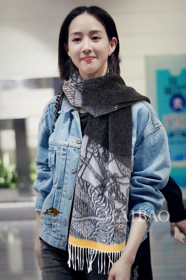 NO:171975,LP cashmere family, a new high in cashmere industry, only make the best Piyana winter new styles for men and women can use [LP contrasting edge scarf], you can go and see it yourself. The price of his house will probably discourage you. It is too expensive, it is simply a noble price. Water-ripped cashmere has super high cashmere quality and will be favored by this brand. This cashmere printed boutique scarf is very rare in the market. It is really a super high-end product. Only this big brand will have classical patterns   leopard print double-sided printing fashionable decoration, which surrounds the neck with generous and decent. Simple but not simple, light without losing decoration. Specification 33x190cm Material top-end wild cashmere, high-version scarf, loro piana19860909LP羊绒世家,羊绒界的新贵,只做最好的皮雅娜冬季新款男女都可以用【LP撞色边缘长巾】,自己可以去看看哦,他家的价格估计会让你却步,太贵了,简直是贵族的价格.水波纹羊绒具有超高羊绒品质才会被此品牌青睐这种羊绒印花精品围巾是市场上及其少见的,真是超级高端货只有这种大品牌才会拥有古典花纹 豹纹双面印花时尚装饰,环绕颈间大方得体.简单而不简陋,清淡而不失装饰.规格33x190cm 材质最顶端野山羊绒,高版本围巾,loro piana,scarf