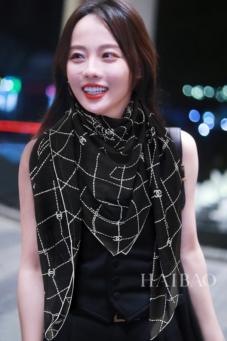 NO:172010,New model Xiaoxiang [Xiaoxiang Wardrobe Bubble Silk 140] Bubble Silk silk new fabric square scarf to grab VIP recommendations. Be sure to start quickly [High-end, big love, baby feels comfortable to touch, very few products, can be used in all seasons, so it makes people very beautiful, the upper body effect is simply beautiful, the quality is perfect, the whole scarf gives people a big brand aura and is very exquisite and beautiful, which is definitely worth buying. Once you get the real thing, you will be glad that you are a beautiful woman's product. It is worth evaluating the perfect temperament and taste Ditails' first choice VIPs. The upper size is 140*140cm, mulberry silk, high-end scarf, real silk19860909新款 小香【小香衣橱泡泡绸140】泡泡绸真丝新面料方巾抢VIP推荐 下手一定要快【高端 大爱 婴儿触感舒服到飞女人尤物 货极少 四季都可以用真心美的让人非常非常心动 上身效果简直美翻了 品质非常完美 整个围巾给人大牌气场的同时又非常精致秀丽绝对值得入手的新款 实物一拿到就会庆幸自己是女人的绝美好货 值得品鉴完美气质品味Ditails首选VIP们 上尺寸140*140cm,桑蚕丝,高版本围巾,real silk,scarf