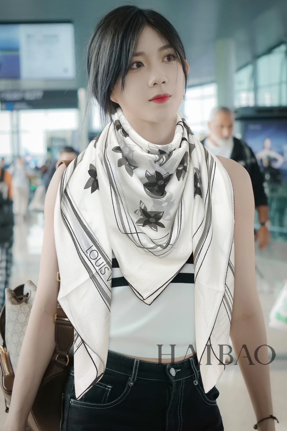 NO:172015,New style, Bubble silk silk new fabric square scarf, grab VIP recommendation, be sure to start quickly [high-end, love, baby feels comfortable to touch, very few products, can be used in all seasons, so it makes people very beautiful, the upper body effect is simply beautiful, the quality is perfect, the whole scarf gives people a big brand aura and is very exquisite and beautiful, which is definitely worth buying. Once you get the real thing, you will be glad that you are a beautiful product for women. It is worth evaluating the perfect temperament and taste Ditails' first choice VIPs. The upper size is 140*140cm, mulberry silk, high-end scarf, louis vuitton, louis vuitton, real silk19860909新款 驴家泡泡绸真丝新面料方巾抢VIP推荐 下手一定要快【高端 大爱 婴儿触感舒服到飞女人尤物 货极少 四季都可以用真心美的让人非常非常心动 上身效果简直美翻了 品质非常完美 整个围巾给人大牌气场的同时又非常精致秀丽绝对值得入手的新款 实物一拿到就会庆幸自己是女人的绝美好货 值得品鉴完美气质品味Ditails首选VIP们 上尺寸140*140cm,桑蚕丝,高版本围巾,louis vuitton,louis vuitton,real silk,scarf