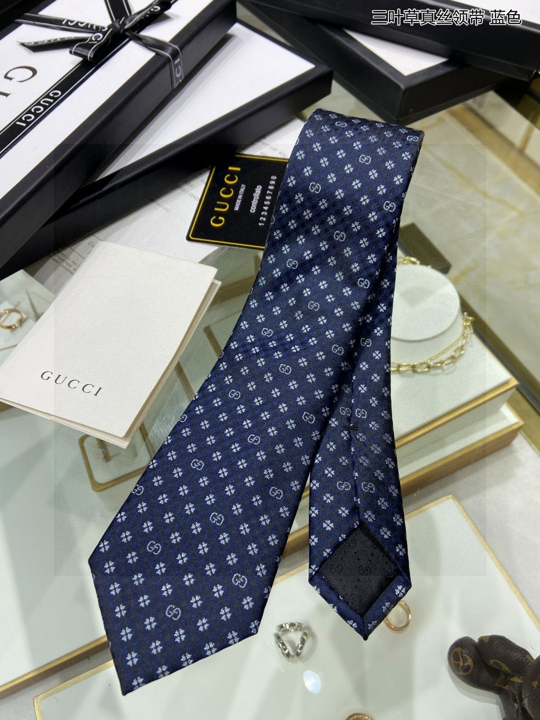 G家专柜新款三叶草真丝领带稀有采用经典蜜蜂徽章提花展现精湛手工与时尚优雅的理想选择这款领带将标志性完美的