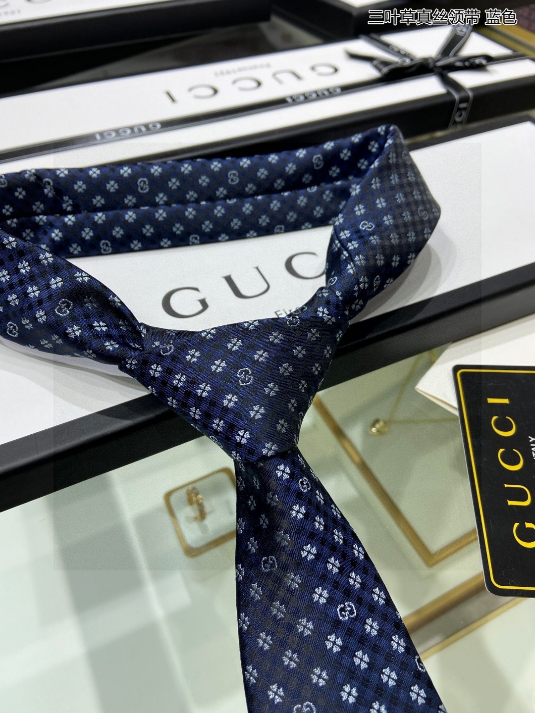 G家专柜新款三叶草真丝领带稀有采用经典蜜蜂徽章提花展现精湛手工与时尚优雅的理想选择这款领带将标志性完美的