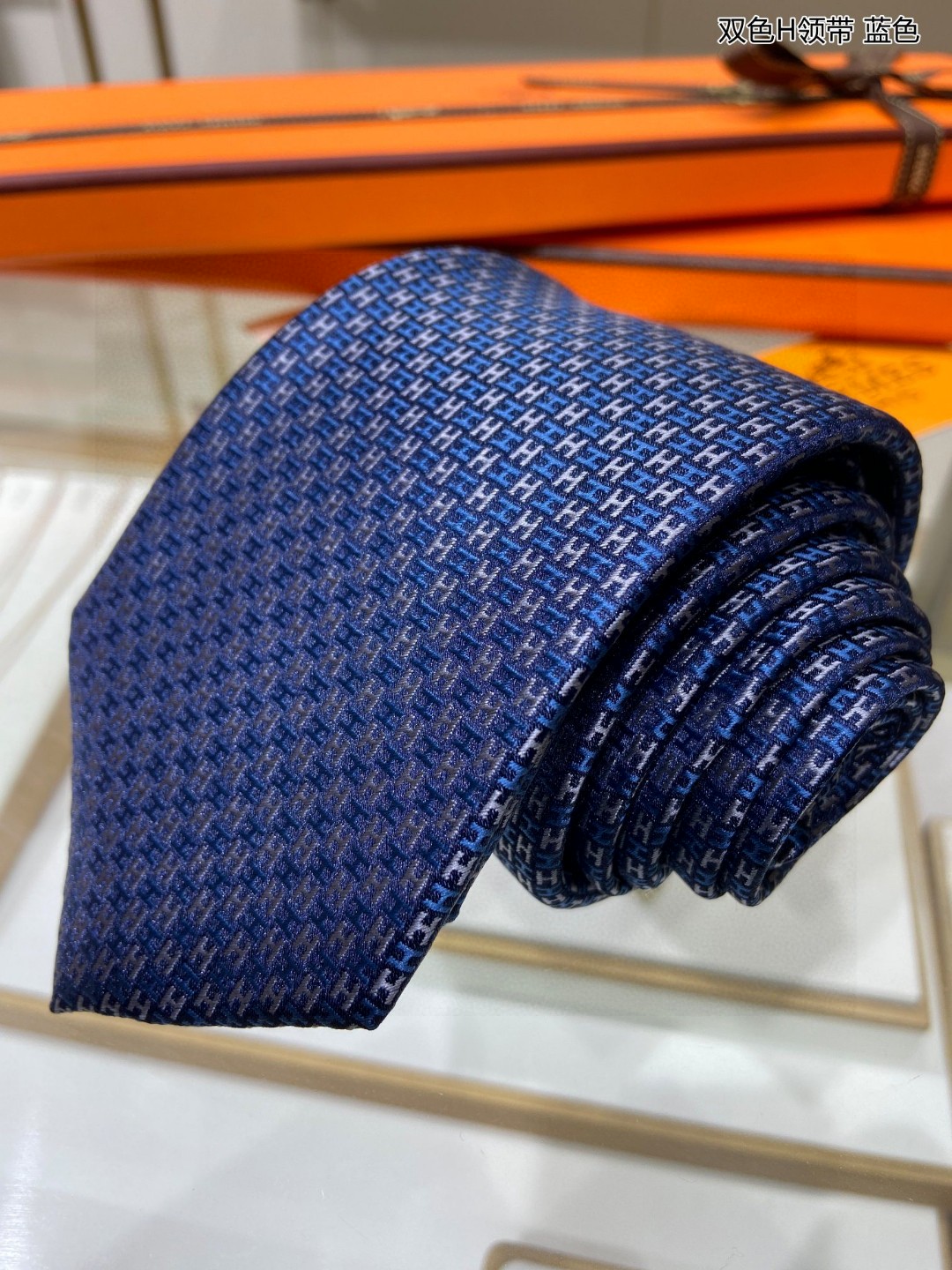男士新款领带系列双色H领带稀有H家每年都有一千条不同印花的领带面世从最初的多以几何图案表现骑术活动为主到