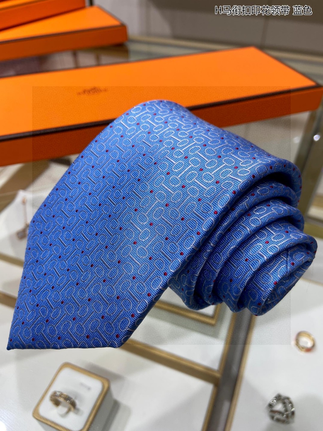 男士新款领带系列H马衔扣印花领带稀有H家每年都有一千条不同印花的领带面世从最初的多以几何图案表现骑术活动