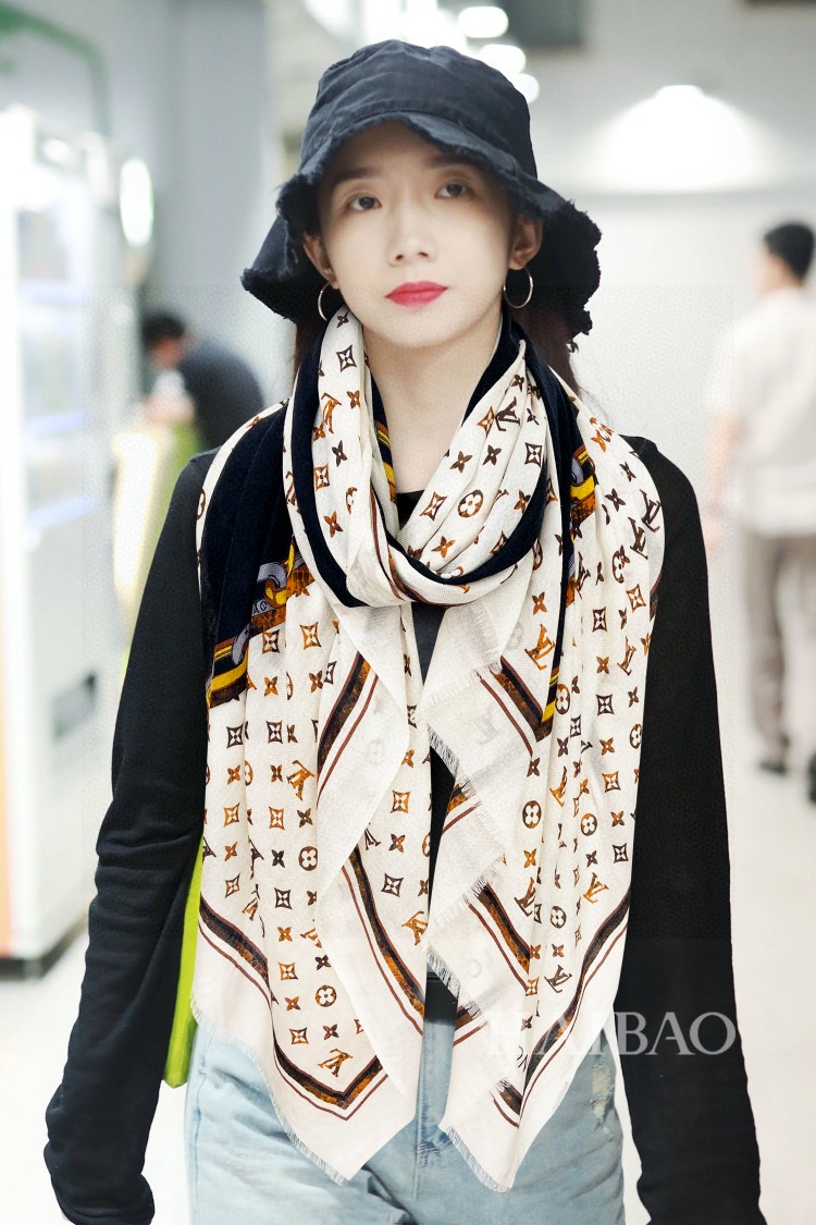 NO:172435,Great to the new Dog Family model [V chain logo long scarf] cashmere long scarf, showing the clever changes of LV letters in the classic Monogram pattern, interwoven and arranged floral elements, and embellished tassel trim. This size is not big or small, and it is very easy to match. The quality is super easy to understand when you get it. High-end details, what you see is what you get and the heavy and huge VIP customers must-have recommendations 110*200 long scarf, high-version scarf, louis vuitton, louis vuitton, louis vuitton, louis vuitton19860909太赞了驴家新款【V链条标识长巾】羊绒长巾,展现 LV 字母在经典 Monogram 图案中的灵巧变化,花卉元素交织排列,点缀流苏饰边.这个size不大不小特别好搭配,品质超级好拿到手就会懂的高端品质,高端细节所见即所得重磅巨献VIP客户必入推荐110*200长巾,高版本围巾,louis vuitton,louis vuitton,louis vuitton,scarf