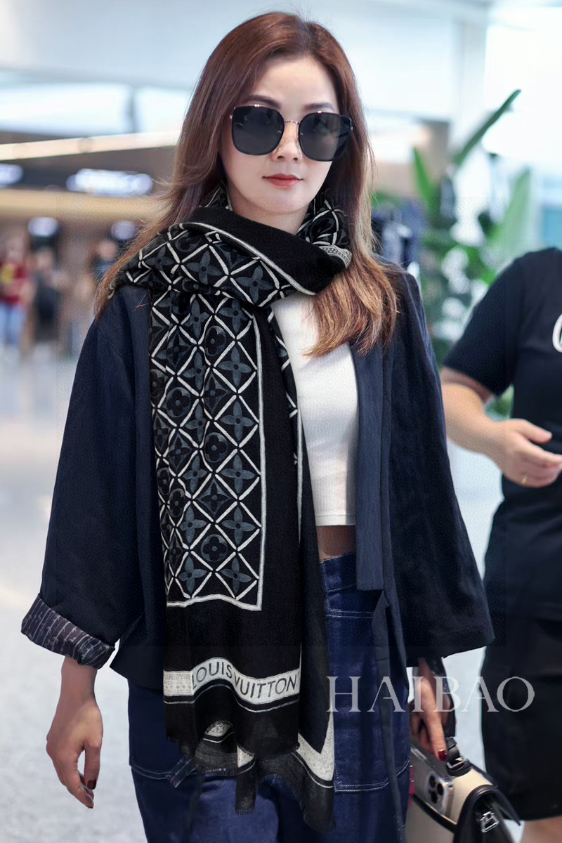 NO:172447,The cow is on the market. I really like it. [L logo polka dot long scarf] cashmere long scarf. NxYKIncv Dos recounts the creative dialogue between Louis Valor and Japanese pioneer art. The straight melon elements and sky-limited polka dots represent the artist's design context. The bright colors add visual tension. It is highly recommended to use hand-made curly edges and cooperative series logos. Don't buy it at the counter. The price of top cashmere is really good. This size is not big or small, and it is very easy to match. The quality is super good. The high-end quality will be understood. High-end details, what you see is what you get and the heavy and huge VIP customers must-have 110*200cm, high-end scarf, louis vuitton19860909牛货上啦真心赞【L标志波点长巾】羊绒长巾,NxYKIncv Dos转述路易威誉与日本先锋艺术豪草间弥生的创意对话,直瓜元素和天限波点代表艺术家的设计语境,鲜明色彩再添视觉张力,搭配手工卷边和合作系列标识强烈推荐手慢无千万别去专柜买绝对一模一样,顶级羊绒价格真心好,这个size不大不小特别好搭配,品质超级好拿到手就会懂的高端品质,高端细节所见即所得重磅巨献VIP客户必入推荐110*200cm,高版本围巾,louis vuitton,scarf