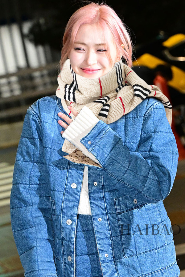 NO:172407,Burberry neutral style [B striped knitted long scarf] European and American style is another fashionable and practical long scarf. The color matching of men and women is very coordinated. The pure cashmere feels soft and good to make it fashionable, warm and atmospheric. Don't miss it. The size is 28*190cm. Please grab it quickly. High-end scarf. Burberry19860909巴宝莉中性款【B条纹针织长巾】欧美范儿又是一款即时尚又实用的长围巾,男女通用颜色搭配很协调,纯羊绒手感柔软好到爆带起来时尚暖和大气有范儿,格子控们,不要错过哦,尺寸28*190cm,亲们速度开抢,高版本围巾,burberry,scarf