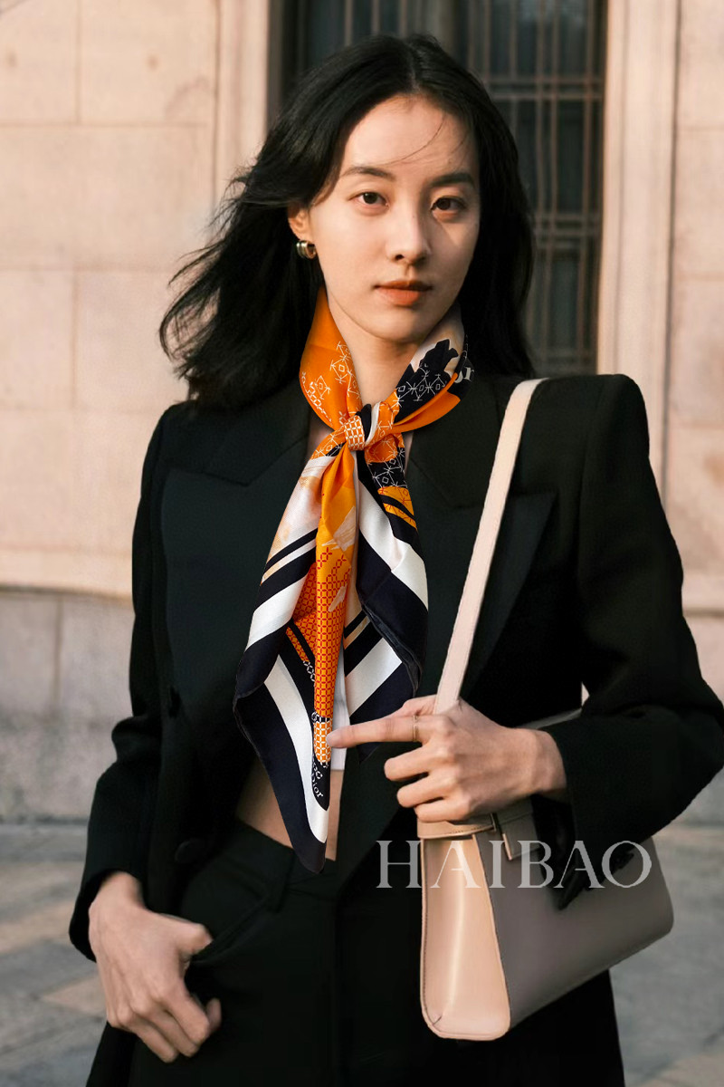 NO:172415,New DO Home [D color-blocking pattern 90] Silk square scarf grabs VIP recommendation. Be sure to start quickly [high-end, love, women's beauty, very few goods, you can use it in all seasons to make people very beautiful, the upper body effect is simply beautiful, the quality is perfect, the whole scarf gives people a big brand aura and is very exquisite and beautiful, which is definitely worth buying. Once you get the real thing, you will be glad that you are a beautiful product for women. It is worth evaluating the perfect temperament and taste Ditails' first choice VIPs. The upper size is 90*90cm, top twill silk, high-end scarf, real silk19860909新款DO家【D拼色图案90】真丝方巾抢VIP推荐 下手一定要快【高端 大爱 女人尤物 货极少 四季都可以用真心美的让人非常非常心动 上身效果简直美翻了 品质非常完美 整个围巾给人大牌气场的同时又非常精致秀丽绝对值得入手的新款 实物一拿到就会庆幸自己是女人的绝美好货 值得品鉴完美气质品味Ditails首选VIP们 上尺寸90*90cm,顶级斜纹真丝,高版本围巾,real silk,scarf