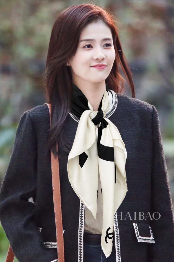 NO:172439,High-end customization [Big Double C Double-Side and Same Color 90] Silk Square Scarf, Double-Side and Same Color Printing VIP Recommendation. Be sure to start quickly [High-end Love Women's Beauty, Very Few Products, You can use it in all seasons to make people very beautiful and very attractive. The upper body effect is simply beautiful. The quality is perfect. The whole scarf gives people a big brand aura and is very exquisite and beautiful. It is definitely worth buying a new model. Once you get the real thing, you will be glad that you are a beautiful product for women. It is worth evaluating the perfect temperament and taste. Ditails' first choice VIPs on 90*90 Top twill silk, high-version scarf, real silk19860909高端定制【大双C双面同色90】真丝方巾,双面同色印花抢VIP推荐 下手一定要快【高端 大爱女人尤物 货极少 四季都可以用真心美的让人非常非常心动 上身效果简直美翻了 品质非常完美 整个围巾给人大牌气场的同时又非常精致秀丽绝对值得入手的新款 实物一拿到就会庆幸自己是女人的绝美好货 值得品鉴完美气质品味Ditails首选VIP们 上90*90 顶级斜纹真丝,高版本围巾,real silk,scarf