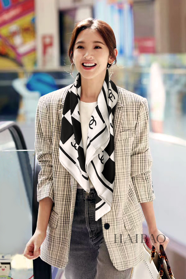 NO:172445,High-end customization [Black and white chessboard same color 90] Double-sided and same color silk square scarf to grab VIP recommendations. Be sure to start quickly [High-end, love women's beauty, very few products, you can use it in all seasons to be truly beautiful, and make people very excited. The upper body effect is simply beautiful. The quality is very perfect. The whole scarf gives people a big brand aura and is very exquisite and beautiful. It is definitely worth buying a new model. Once you get the real thing, you will be glad that you are a beautiful product for women. It is worth evaluating the perfect temperament and taste. Ditails' first choice VIPs. 90*90 Top 18 Mmie double-sided and same color printed silk, high-version scarf, real silk19860909高端定制【黑白棋盘格同色90】双面同色真丝方巾抢VIP推荐 下手一定要快【高端 大爱女人尤物 货极少 四季都可以用真心美的让人非常非常心动 上身效果简直美翻了 品质非常完美 整个围巾给人大牌气场的同时又非常精致秀丽绝对值得入手的新款 实物一拿到就会庆幸自己是女人的绝美好货 值得品鉴完美气质品味Ditails首选VIP们 上90*90 顶级18姆米双面同色印花真丝,高版本围巾,real silk,scarf