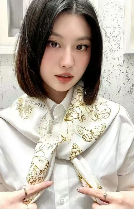 NO:172451,The new DO Dior Mexican single-sided silk square scarf grabs VIP recommendations must be quick [high-end, love, women's beauty, very few goods, can be used in all seasons to make people very beautiful, the upper body effect is simply beautiful, the quality is perfect, the whole scarf gives people a big brand aura and is very exquisite and beautiful, which is definitely worth buying. Once you get the real thing, you will be glad that you are a beautiful product for women. It is worth evaluating the perfect temperament and taste Ditails' first choice VIPs. The upper size is 90*90cm, top twill silk, high-end scarf, dior, real silk19860909新款DO家迪奥墨西哥单面真丝方巾抢VIP推荐 下手一定要快【高端 大爱 女人尤物 货极少 四季都可以用真心美的让人非常非常心动 上身效果简直美翻了 品质非常完美 整个围巾给人大牌气场的同时又非常精致秀丽绝对值得入手的新款 实物一拿到就会庆幸自己是女人的绝美好货 值得品鉴完美气质品味Ditails首选VIP们 上尺寸90*90cm,顶级斜纹真丝,高版本围巾,dior,real silk,scarf