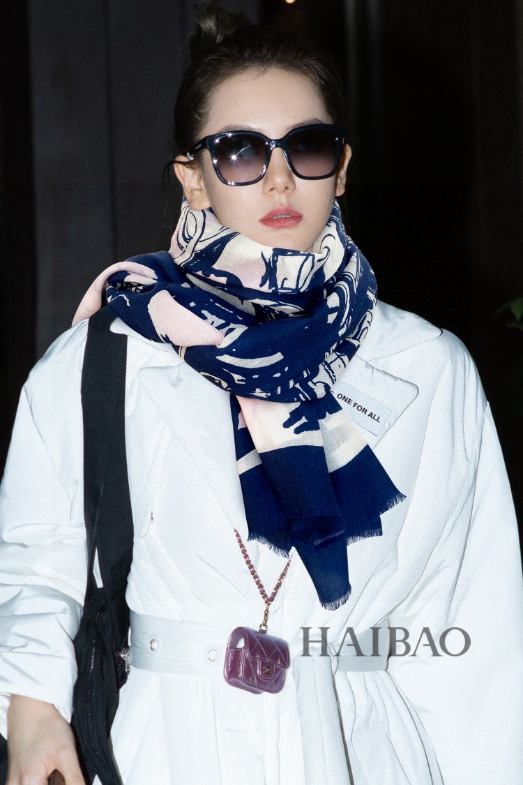 NO:172449,New Xiangjia [Xiaoxiang Graffiti Logo Long Scarf] Cashmere Long Scarf Recommended to grab VIP. Be sure to start quickly [High-end, Big Love, Top-level pure cashmere, Baby feels comfortable to touch, Female beauty, You can use it in all seasons to make people very beautiful, The upper body effect is simply beautiful, The quality is perfect, The whole scarf gives people a big brand aura and is very exquisite and beautiful, which is definitely worth buying. Once you get the real thing, you will be glad that you are a beautiful product for women. It is worth evaluating the perfect temperament and taste Ditails' first choice VIPs. 200*110 Top-level pure cashmere, high-version scarf, chanel19860909上新香家【小香涂鸦标识长巾】羊绒长巾抢VIP推荐 下手一定要快【高端 大爱 顶级纯山羊绒 婴儿触感舒服到飞女人尤物 货极少 四季都可以用真心美的让人非常非常心动 上身效果简直美翻了 品质非常完美 整个围巾给人大牌气场的同时又非常精致秀丽绝对值得入手的新款 实物一拿到就会庆幸自己是女人的绝美好货 值得品鉴完美气质品味Ditails首选VIP们 上200*110 顶级纯山羊绒,高版本围巾,chanel,scarf