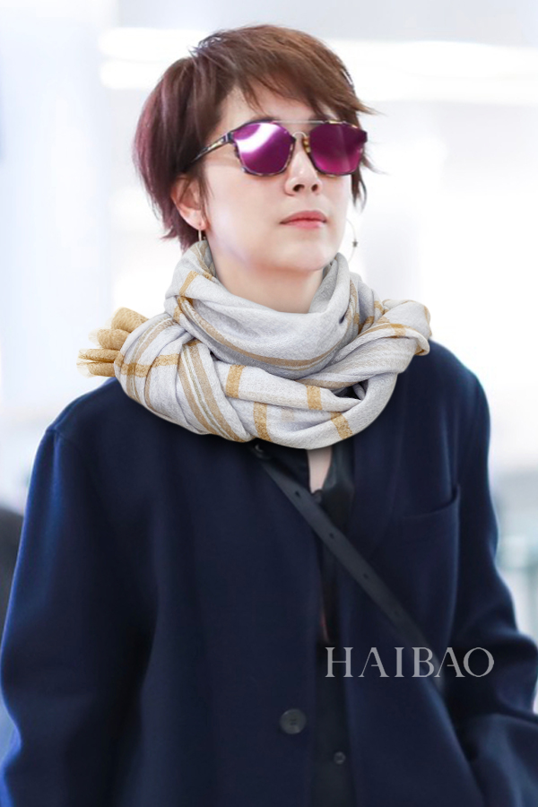 NO:172474,LP top original single [LP lightweight checked scarf] high-end products are presented with a heavy weight, unprecedented, pure cashmere, and it feels so good that it is definitely another slow-no hand-free. The process uses imported 300 pure cashmeres combined with colored edge embellishments, which is very classy, ​​low-key and small luxury. Size 90*205cm Imported pure cashmere woven, high-version scarf, loro piana19860909LP极品原单【LP轻盈格纹长巾】高尖端产物重磅呈现 ,绝无仅有 史无前例 纯山羊绒 手感好到爆绝对又是一款手慢无 工艺上采用的是进口300支纯羊绒结合彩边点缀,非常显档次,低调中带着小奢华.尺寸90*205cm 进口纯羊绒织就,高版本围巾,loro piana,scarf