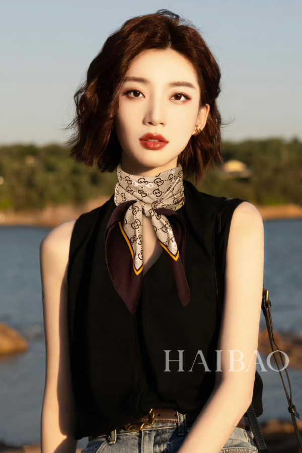 NO:172461,Shangxin G Home [GG Horse Bed Silk Square Scarf 90] Silk double-sided printed square scarf, using classic GG pattern with yellow horse bite print and solid color edging, showing a generous and elegant temperament. GG pattern pays tribute to the extraordinary experience of the brand founder Guccio Gucci, and the horse bite pattern highlights the brand's equestrian origin. Beige and ebony GG printed mulberry silk, decorated with overprinted laminated yellow horse bite print Red border 90 cm (width) x 90 cm (height) 18 Mmisan Silk Italian Creation, high-version scarf, gucci, gucci, real silk19860909上新G家【GG马衔扣真丝方巾90】真丝双面印花方巾,采用经典GG图案搭配黄色马衔扣印花和纯色镶边,尽显大方优雅的气质.GG图案致敬品牌创始人Guccio Gucci不平凡的经历,马衔扣图案则彰显了品牌的马术本源. 米色和乌木色GG印花桑蚕丝,饰有套印的层压黄色马衔扣印花 红色镶边 90厘米（宽）x 90厘米（高） 18姆米桑蚕丝 意大利创,高版本围巾,gucci,gucci,real silk,scarf