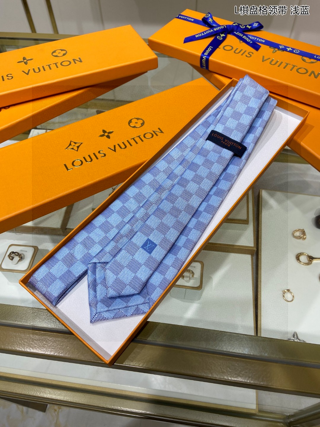 男士领带系列L棋盘格领带稀有展现精湛手工与时尚优雅的理想选择这款领带将标志性的路易威登Damier图案以