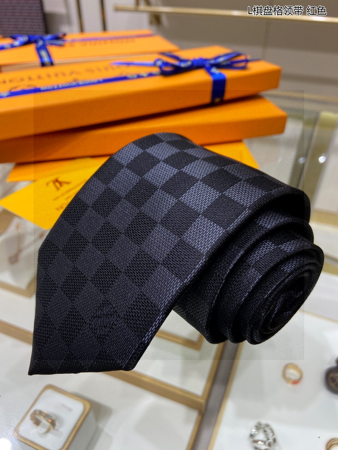 男士领带系列L棋盘格领带稀有展现精湛手工与时尚优雅的理想选择这款领带将标志性的路易威登Damier图案以
