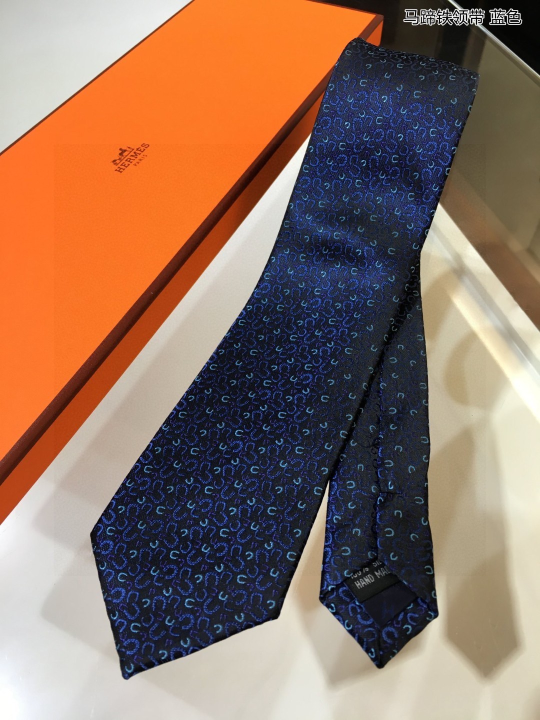 男士新款领带系列马蹄铁领带稀有H家每年都有一千条不同印花的领带面世从最初的多以几何图案表现骑术活动为主到