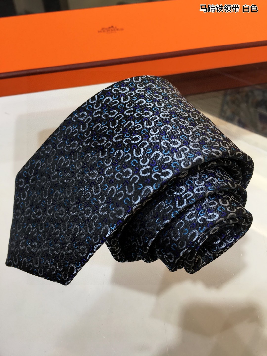 男士新款领带系列马蹄铁领带稀有H家每年都有一千条不同印花的领带面世从最初的多以几何图案表现骑术活动为主到